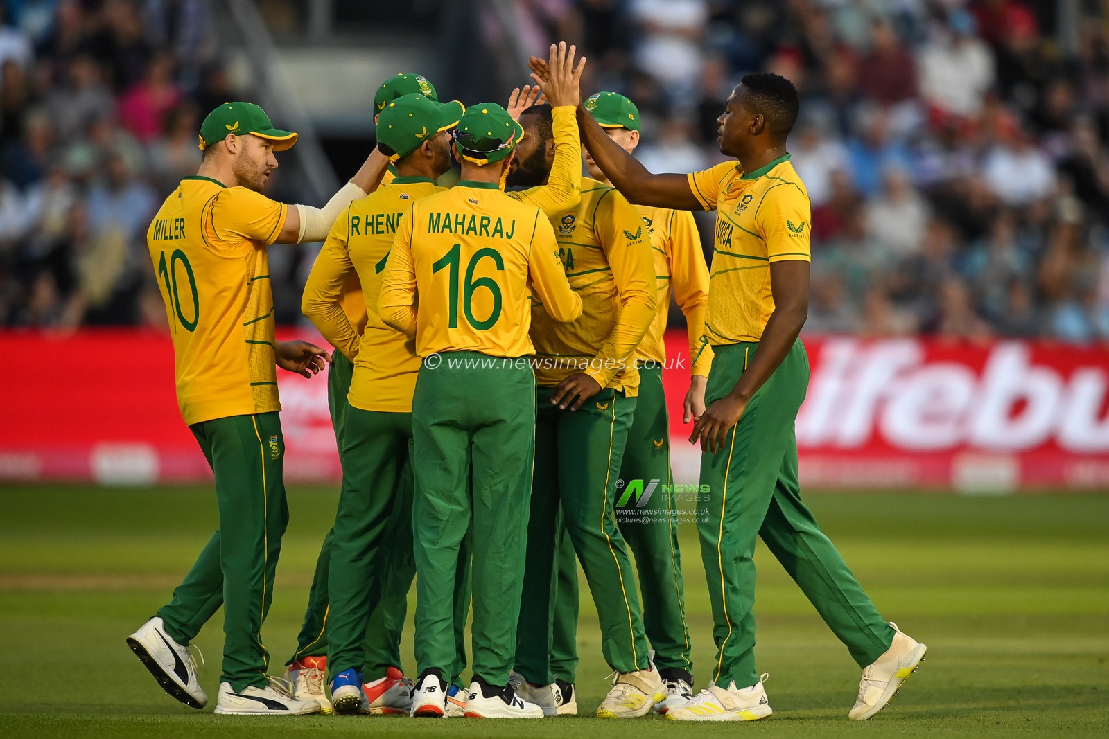 Reeza Hendricks of South Africa celebrates catching Jos Buttler of England