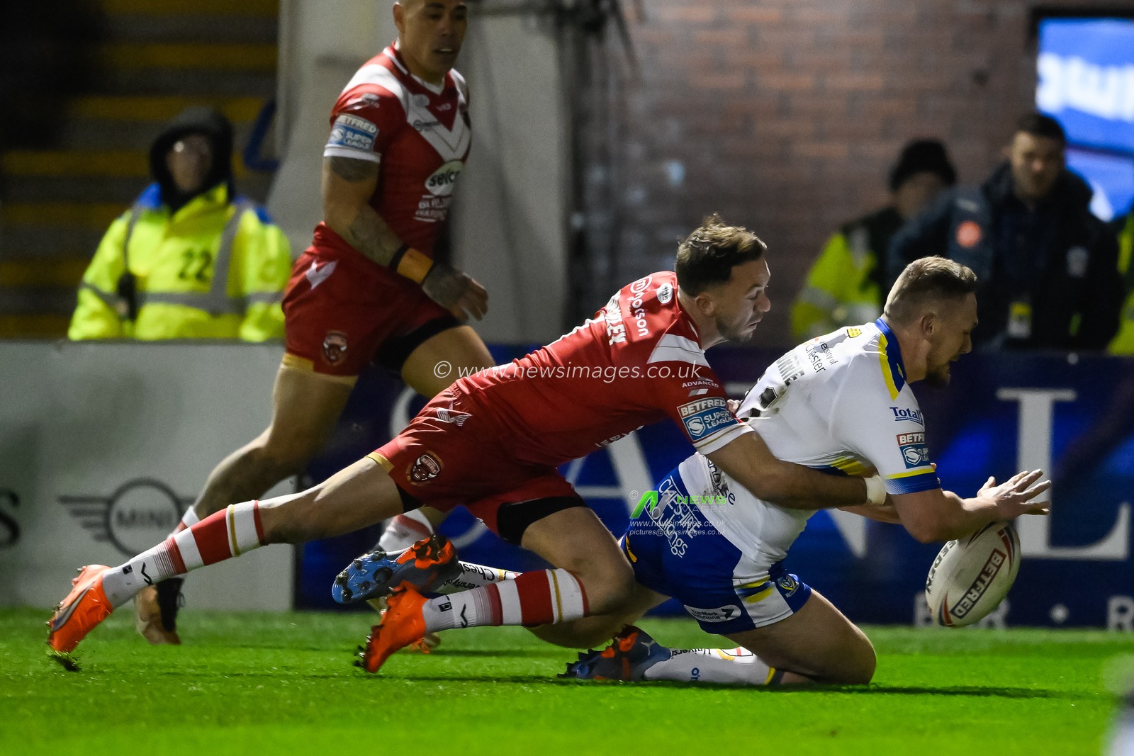 Ben Currie #11 of Warrington Wolves goes over for a try during the Betfred Super League Round 3 match Warrington Wolves vs Salford Red Devils at Halliwell Jones Stadium, Warrington, United Kingdom, 2nd March 2023

(Photo by Craig Thomas/News Images)