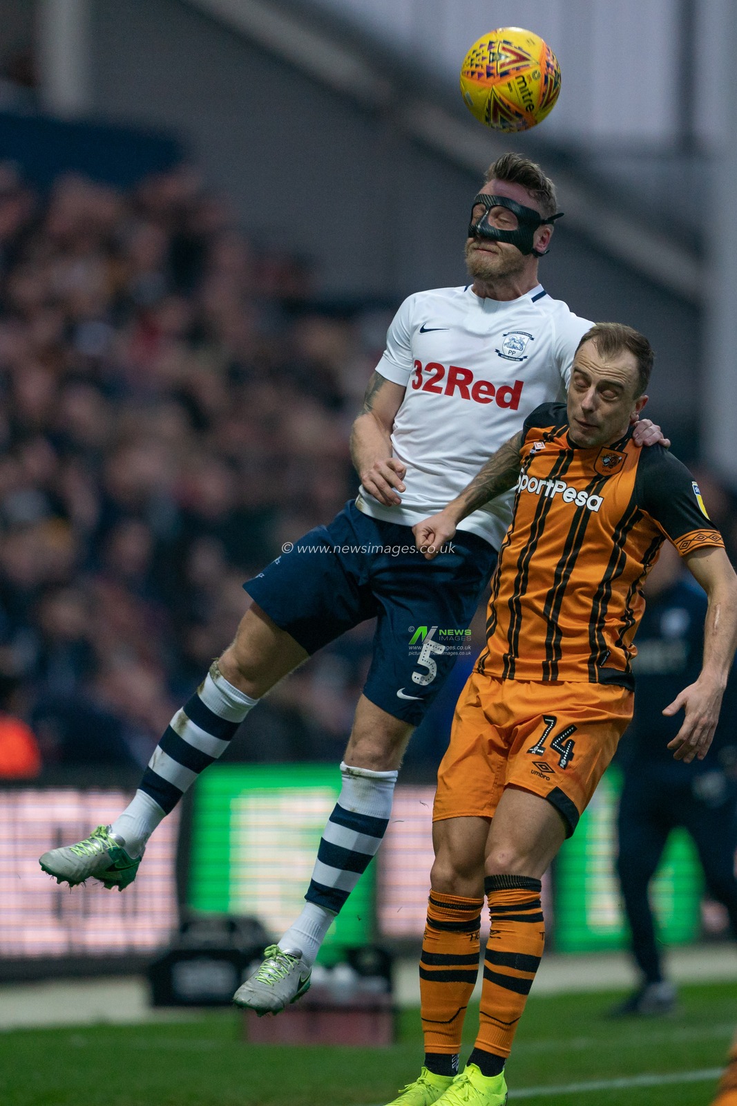Preston North End's Tom Clarke (c) wins the header despite the attention of Hull City's Kamil Grosicki 


26th December 2018, Deepdale, Preston, England; Sky Bet Championship, Preston North End vs Hull City ; 


Credit: Terry Donnelly/News Images

English Football League images are subject to DataCo Licence