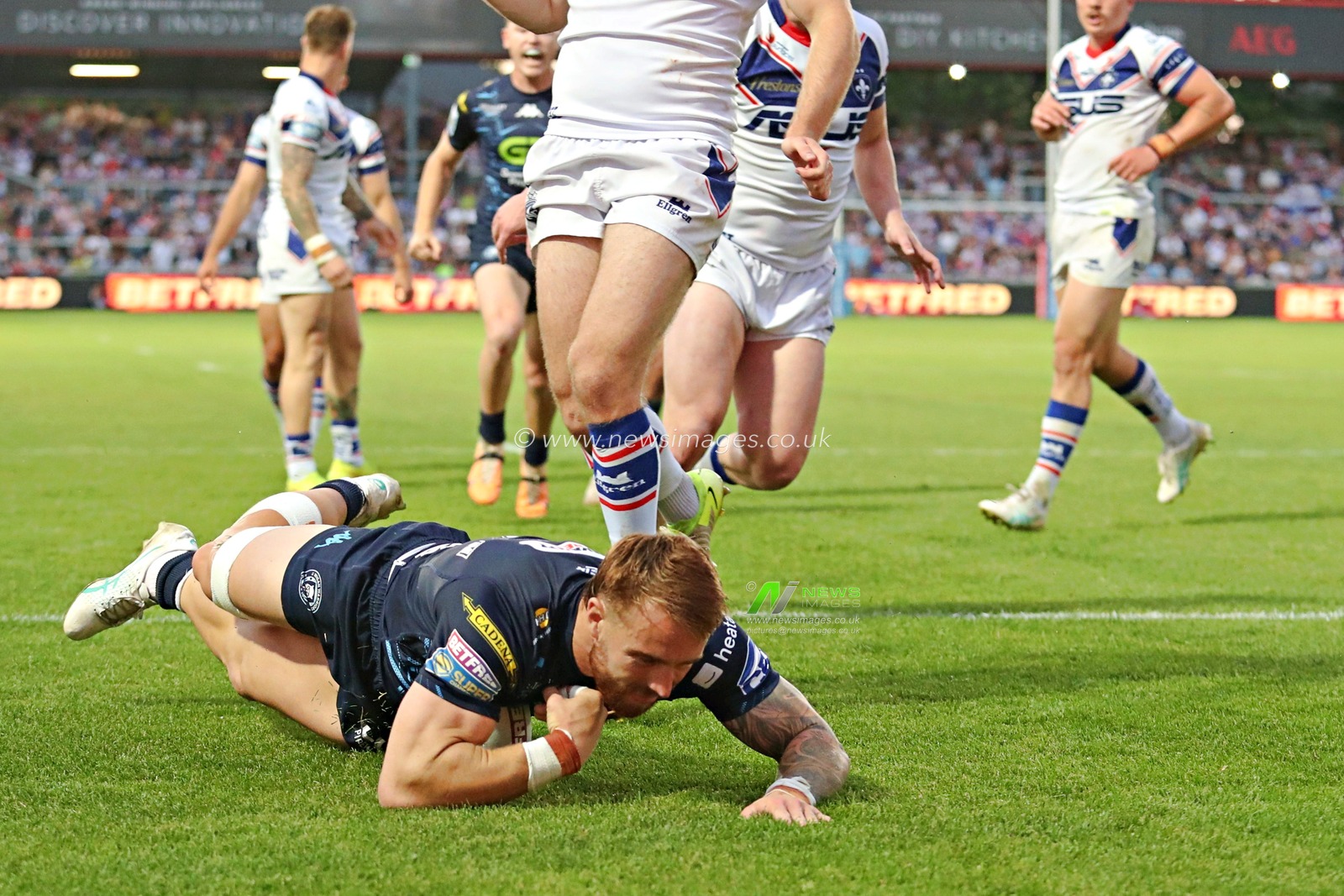 Adam Keighran of Wigan Warriors scores a try during the Betfred Super League round 15 match Wakefield Trinity vs Wigan Warriors at DIY Kitchens Stadium, Wakefield, United Kingdom, 20th June 2025

(Photo by Sam Eaden/News Images)