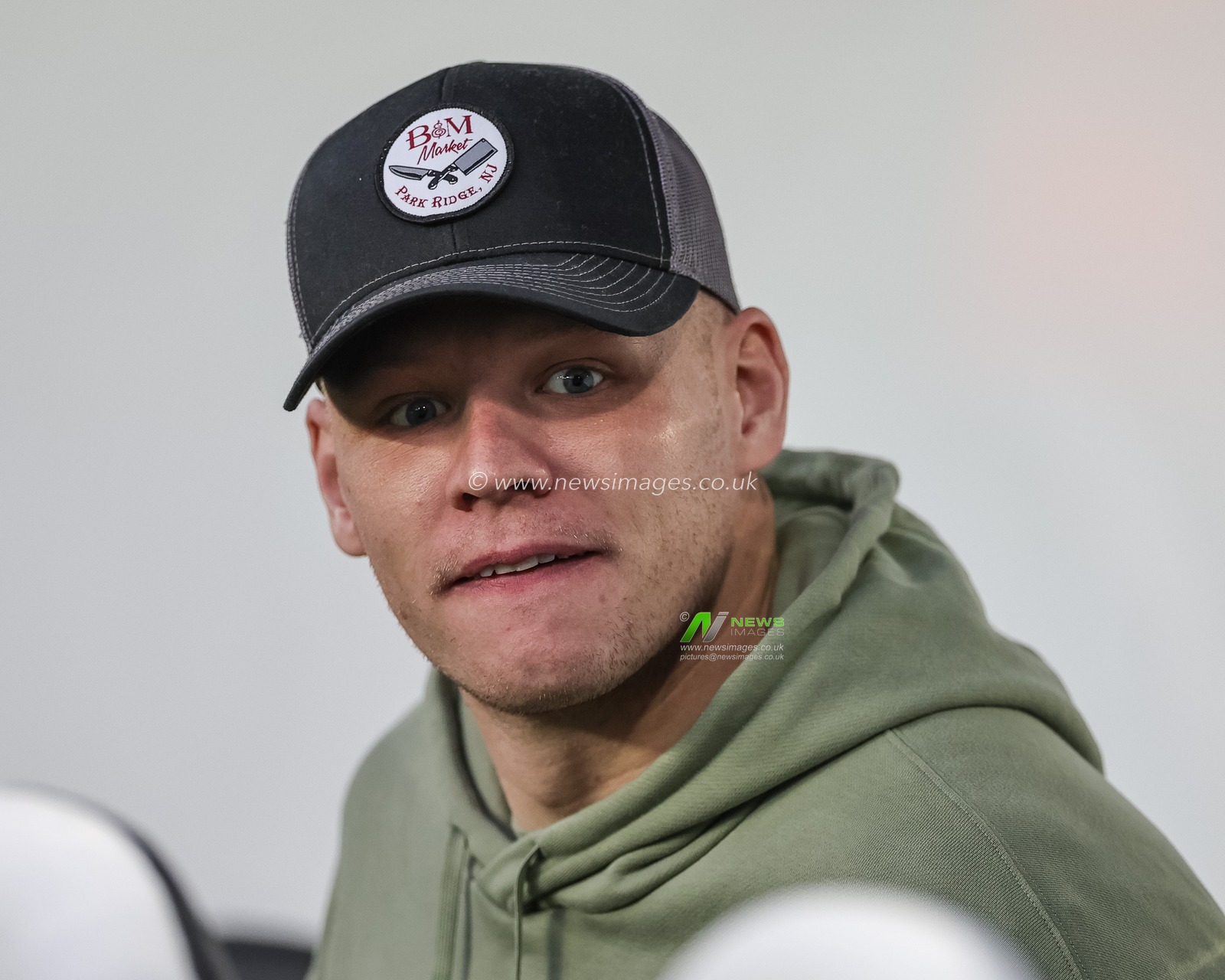 Aaron Ramsdale #1 of Arsenal wearing a B&M Market baseball hat during the Premier League match Newcastle United vs Arsenal at St. James's Park, Newcastle, United Kingdom, 4th November 2023

(Photo by Mark Cosgrove/News Images)