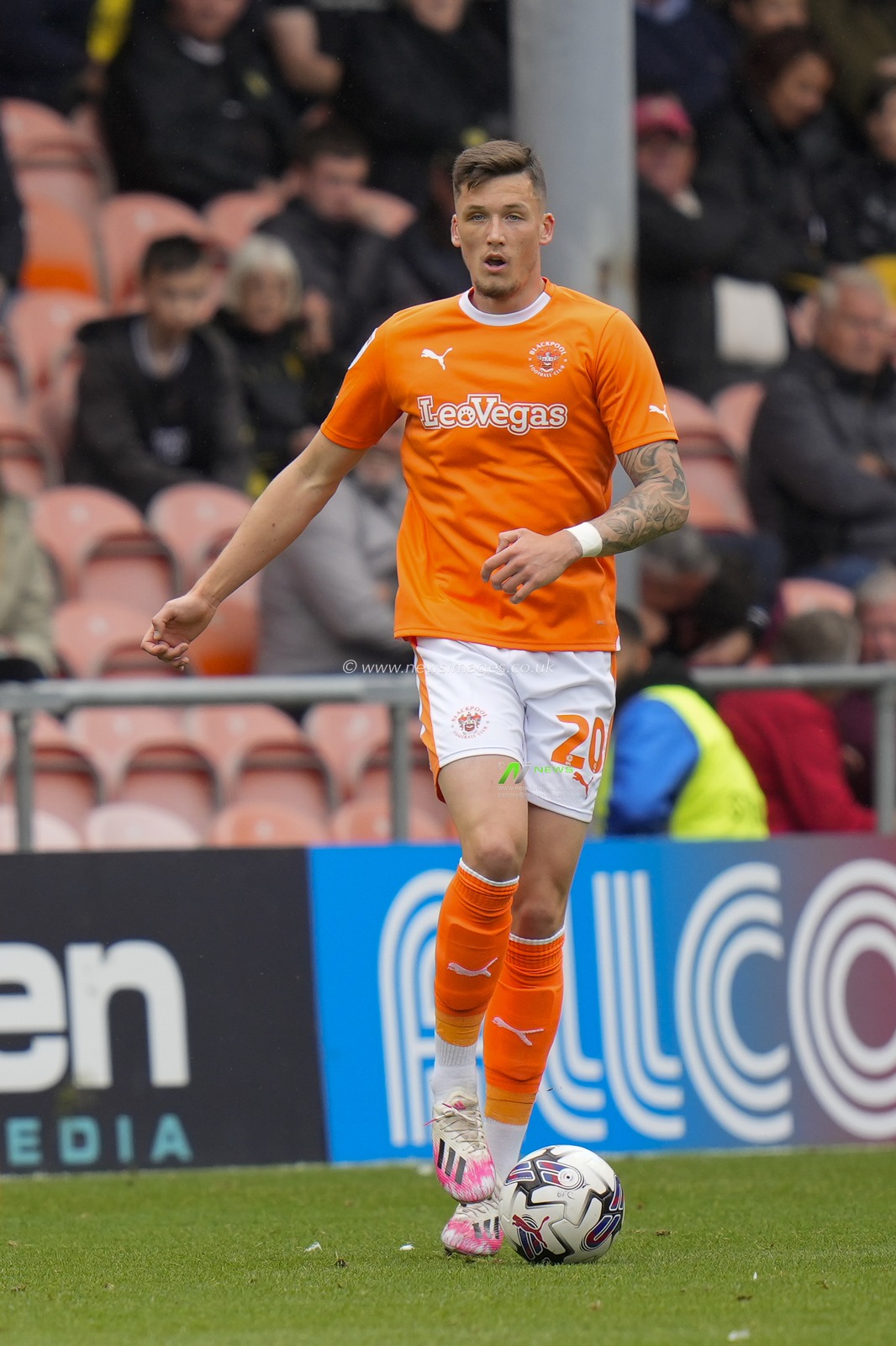 Oliver Casey #20 of Blackpool during the Sky Bet League 1 match Blackpool vs Burton Albion at Bloomfield Road, Blackpool, United Kingdom, 5th August 2023

(Photo by Steve Flynn/News Images)
