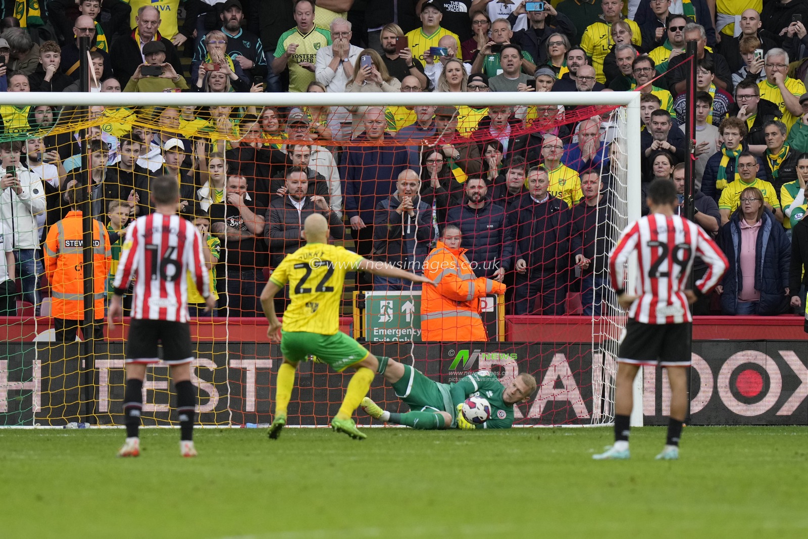 Adam Davies #1 of Sheffield United saves penalty from Teemu Pukki #22 of Norwich City during the Sky Bet Championship match Sheffield United vs Norwich City at Bramall Lane, Sheffield, United Kingdom, 22nd October 2022

(Photo by Steve Flynn/News Images)