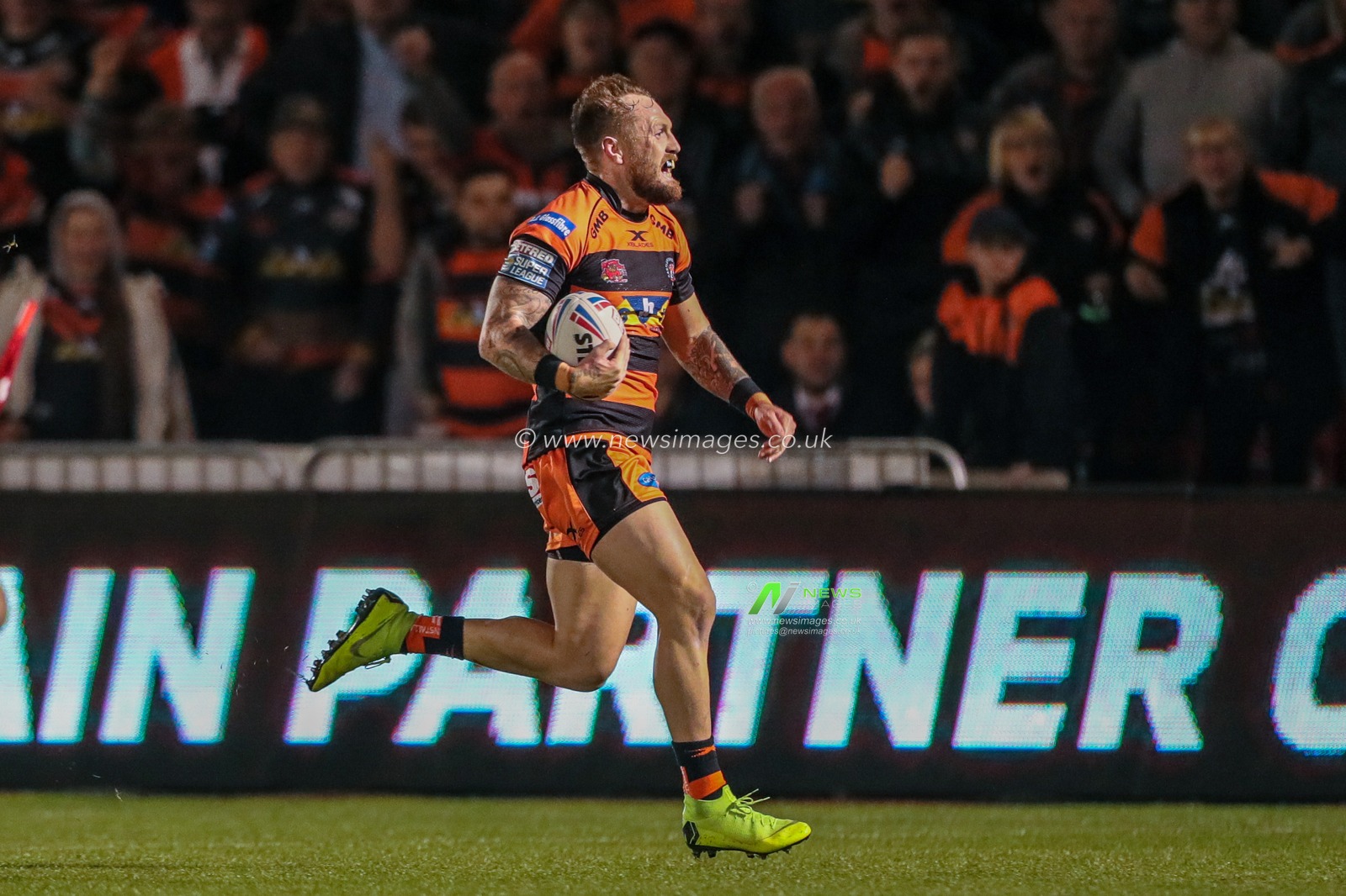 26th September 2019 ,  AJ Bell Stadium, Salford, England;  Betfred Super League Rugby, Round Eliminator 2, Salford Red Devils vs Castleford Tigers ; Jordan Rankin (32) of Castleford Tigers makes a break 

Credit: Mark Cosgrove/News Images