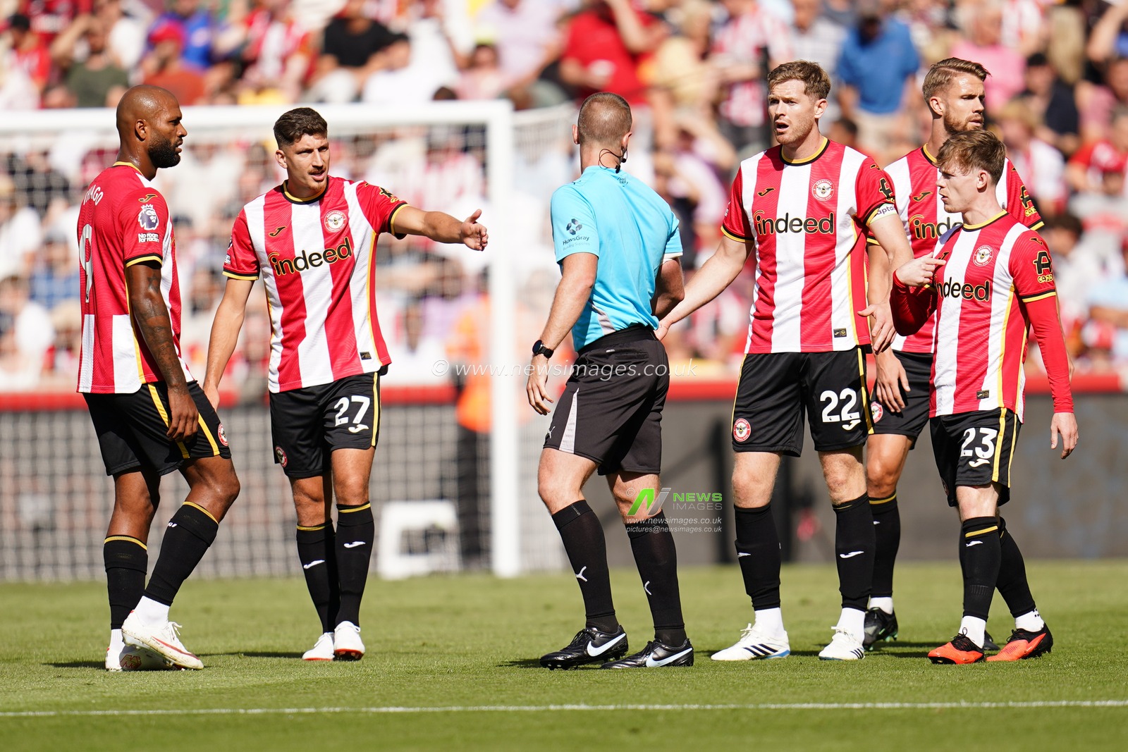 Brentford players after Sunderland score to make it 0-1 during the Premier League match Brentford vs Sunderland at GTECH Community Stadium, London, United Kingdom on 05 September 2026

(Photo by Harvey Murphy/News Images)