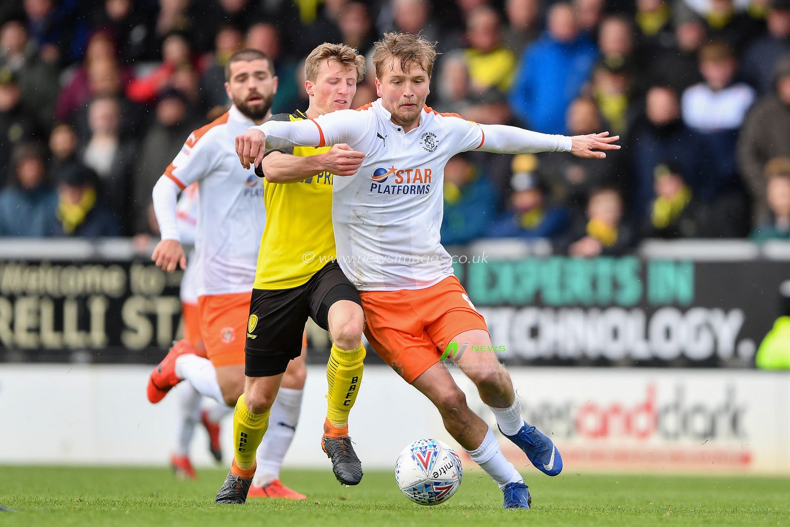 27th April 2019, Pirelli Stadium, Burton upon Trent, England; Sky Bet League One, Burton Albion vs Luton Town ; Jamie Allen (4) of Burton Albion battles with Luke Berry (8) of Luton Town 


Credit: Jon Hobley/News Images

English Football League images are subject to DataCo Licence