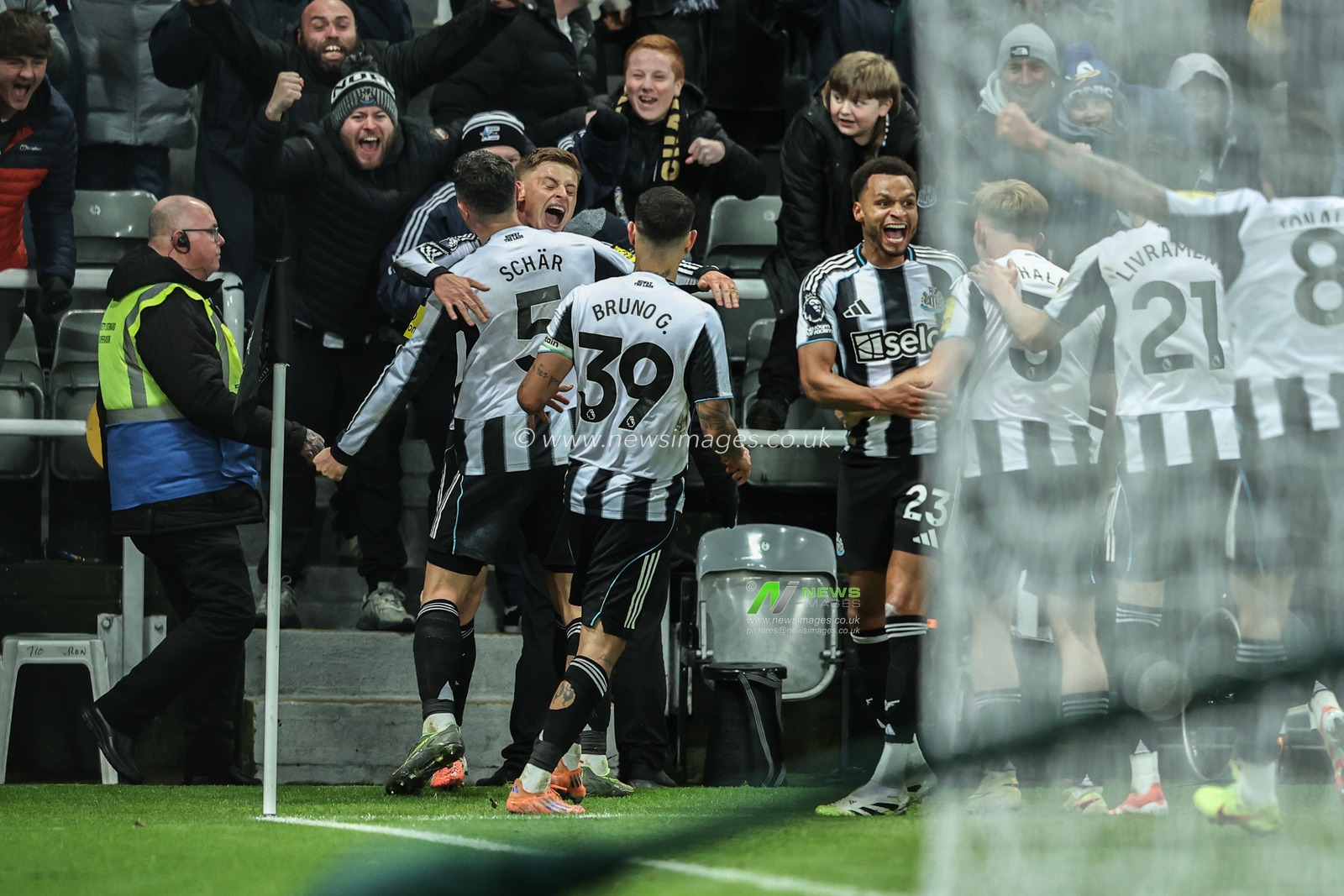 Harvey Barnes of Newcastle Untied celebrates his goal to make it 2-1 during the Premier League match Newcastle United vs Manchester City at St. James's Park, Newcastle, United Kingdom, 21st November 2025

(Photo by Alfie Cosgrove/News Images)

*** GER AUT SUI OUT ***