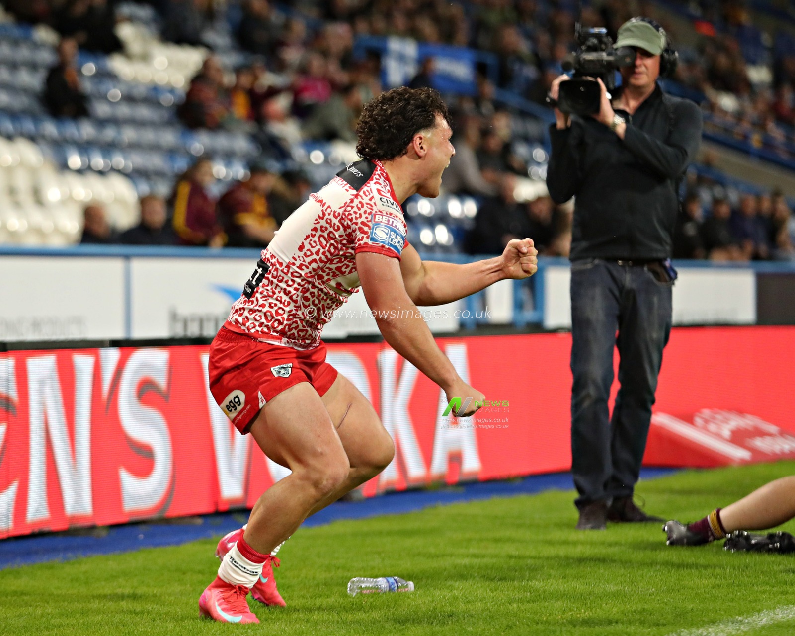 Lachlan Lam of Leigh Leopards celebrates his try during the Betfred Super League Round 13 match Huddersfield Giants vs Leigh Leopards at John Smith's Stadium, Huddersfield, United Kingdom, 29th May 2025(Photo by Sam Eaden/News Images)