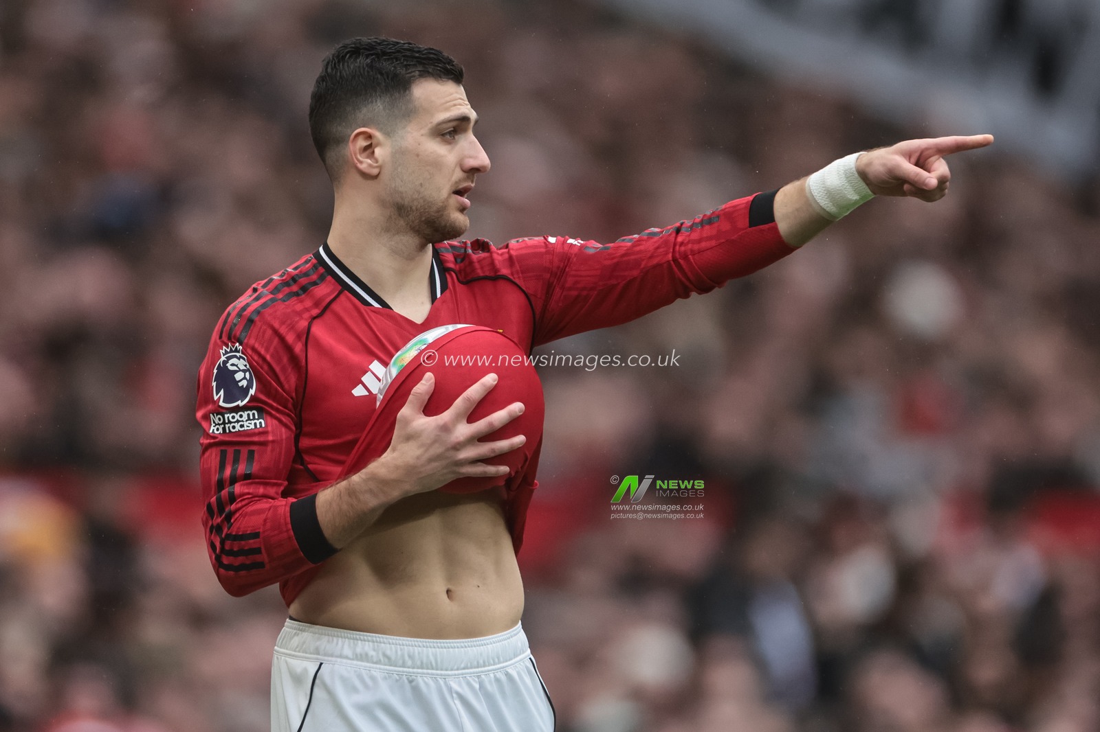 Diogo Dalot of Manchester United prepares to take a throw-in during the Premier League match Manchester United vs Aston Villa at Old Trafford, Manchester, United Kingdom on 15 March 2026

(Photo by Mark Cosgrove/News Images)