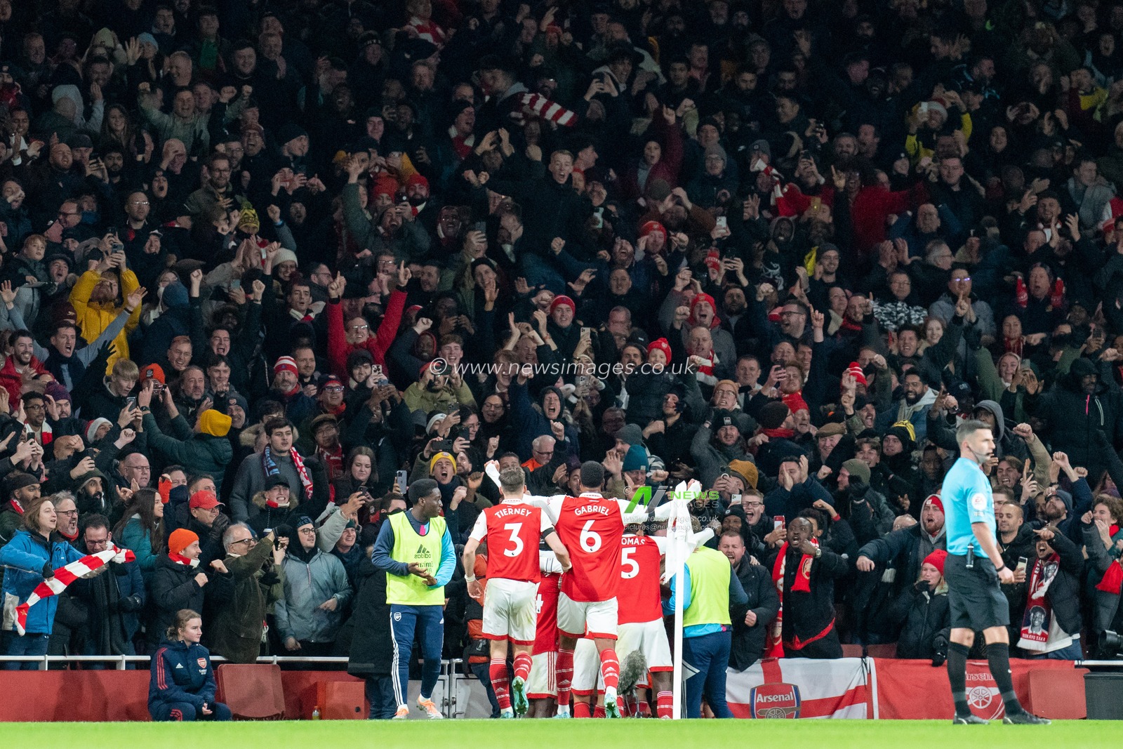 Gabriel Martinelli #11 of Arsenal scores for Arsenal and celebrates with his team mates and fans during the Premier League match Arsenal vs West Ham United at Emirates Stadium, London, United Kingdom, 26th December 2022

(Photo by Richard Washbrooke/News Images)
