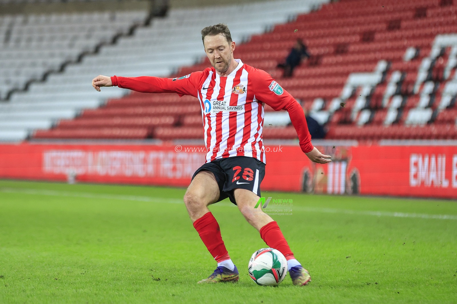 Aiden McGeady #28 of Sunderland with the ball