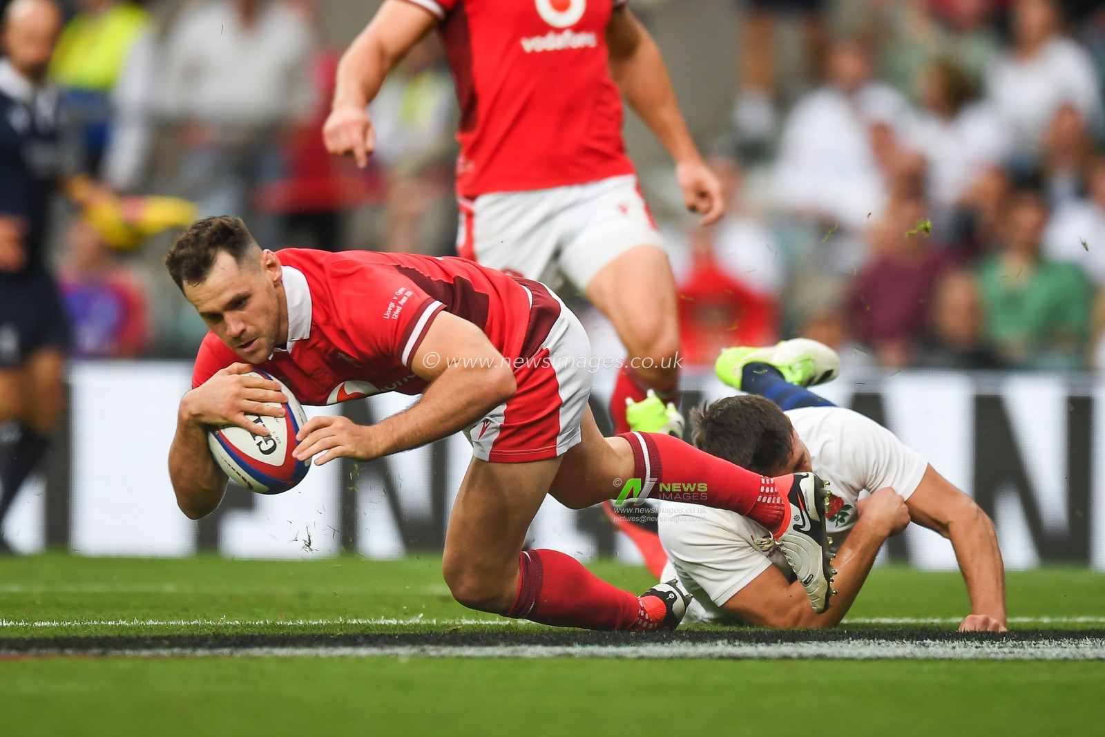 Tomos Williams of Wales goes over for a try during the 2023 Summer Series match England vs Wales at Twickenham Stadium, Twickenham, United Kingdom, 12th August 2023

(Photo by Mike Jones/News Images)