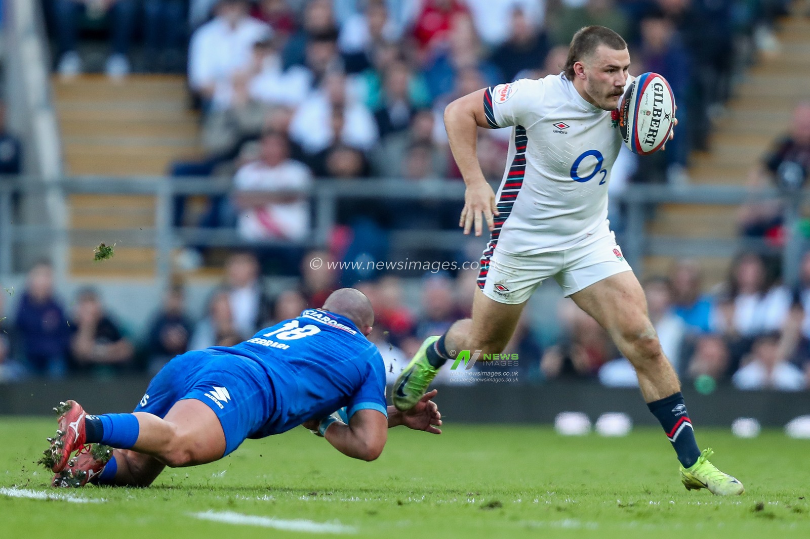 Ollie Chessum of England evades the tackle during the 2025 Guinness 6 Nations match England vs Italy at Allianz Stadium, Twickenham, United Kingdom, 9th March 2025

(Photo by Izzy Poles/News Images)