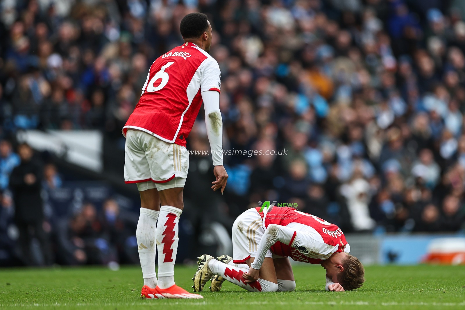 Martin Ã˜degaard of Arsenal goes down with an injury during the Premier League match Manchester City vs Arsenal at Etihad Stadium, Manchester, United Kingdom, 31st March 2024

(Photo by Mark Cosgrove/News Images)