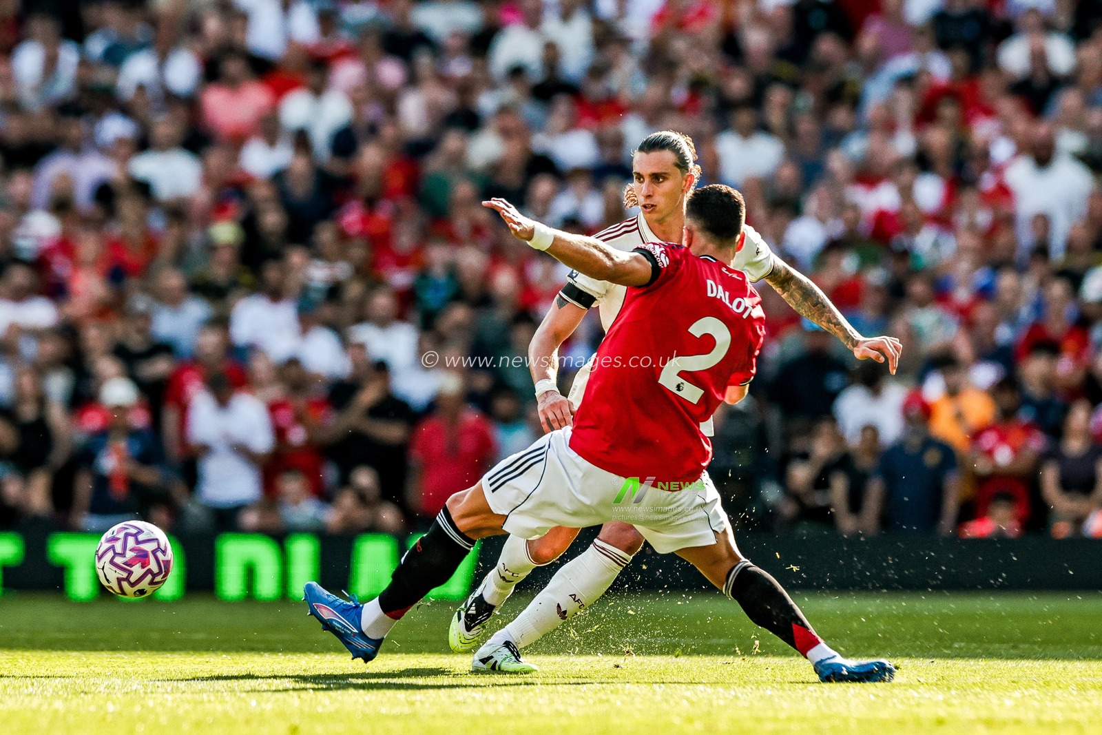 Riccardo Calafiori of Arsenal is put under pressure by Diogo Dalot of Manchester United during the Premier League match Manchester United vs Arsenal at Old Trafford, Manchester, United Kingdom, 17th August 2025

(Photo by Mark Cosgrove/News Images)