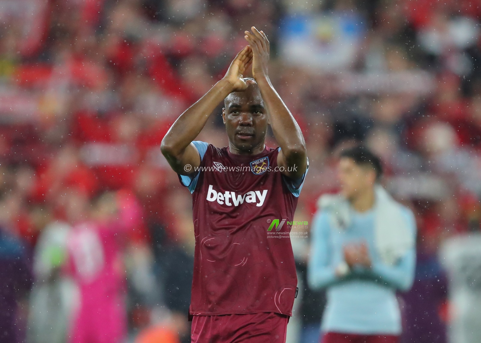 Angelo Ogbonna of West Ham United claps fans at full time, during the UEFA Europa League Quarter-Final match West Ham United vs Bayer 04 Leverkusen at London Stadium, London, United Kingdom, 18th April 2024

(Photo by Gareth Evans/News Images)
