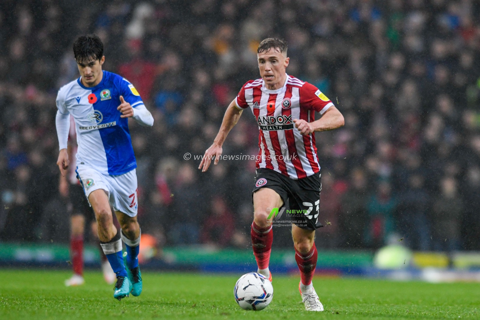 Ben Osborn #23 of Sheffield United starts an attacking move