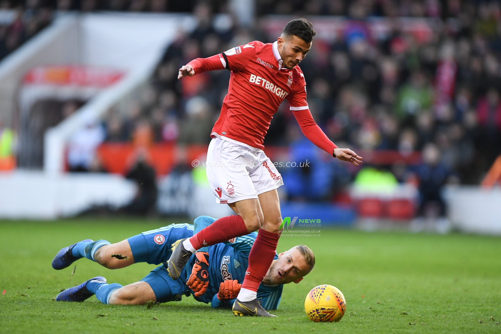 9th February 2019, City Ground, Nottingham, England ; Sky Bet Championship, Nottingham Forest v Brentford : Diogo Goncalves (19) of Nottingham Forest beats Daniel Bentley (1) of Brentford

Credit: Jon Hobley/News Images

English Football League images are subject to DataCo Licence