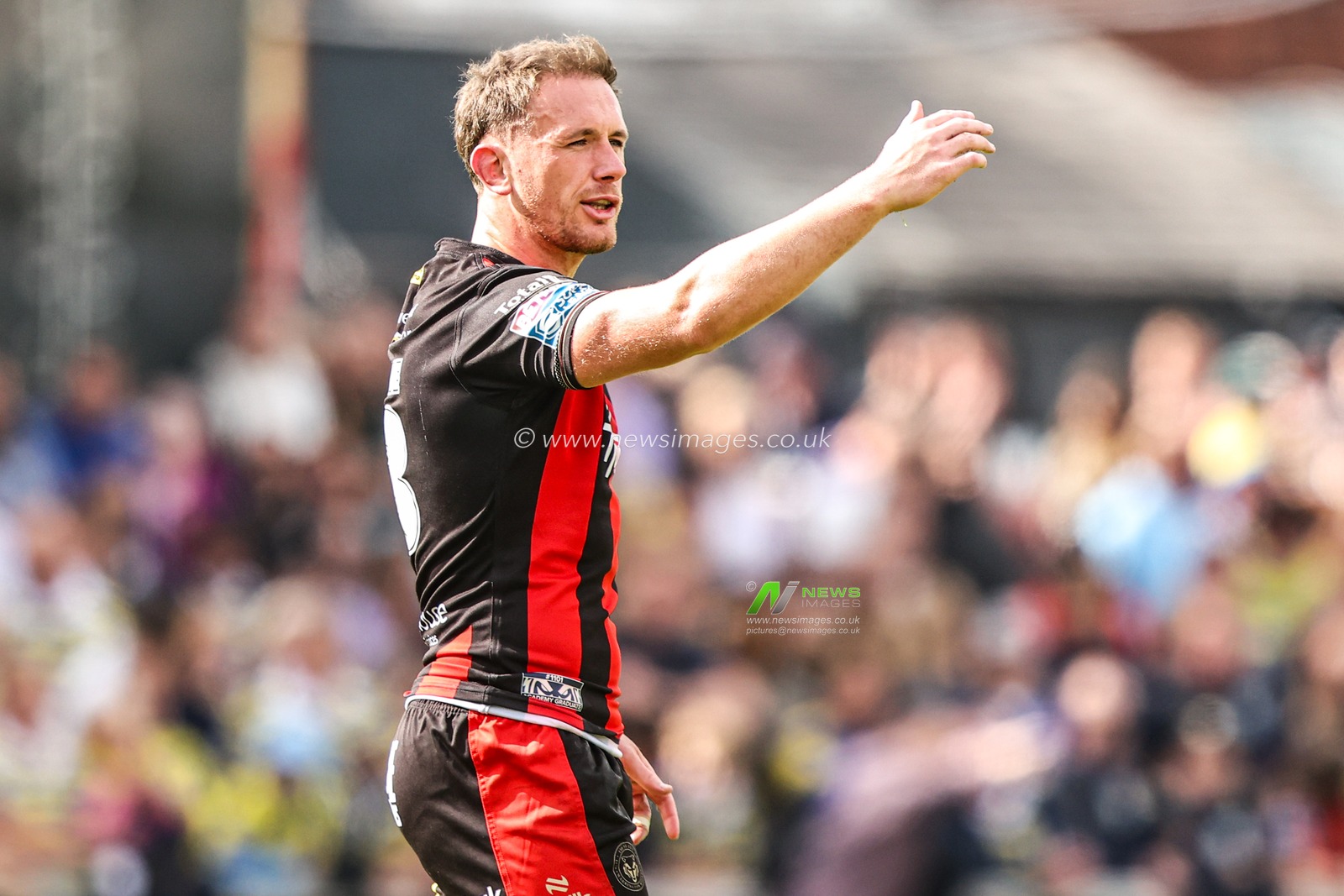 Ben Currie of Warrington Wolves gives team mates instructions during the Betfred Super League round 26 match Wakefield Trinity vs Warrington Wolves at DIY Kitchens Stadium, Wakefield, United Kingdom on 05 September 2026

(Photo by Alfie Cosgrove/News Images)