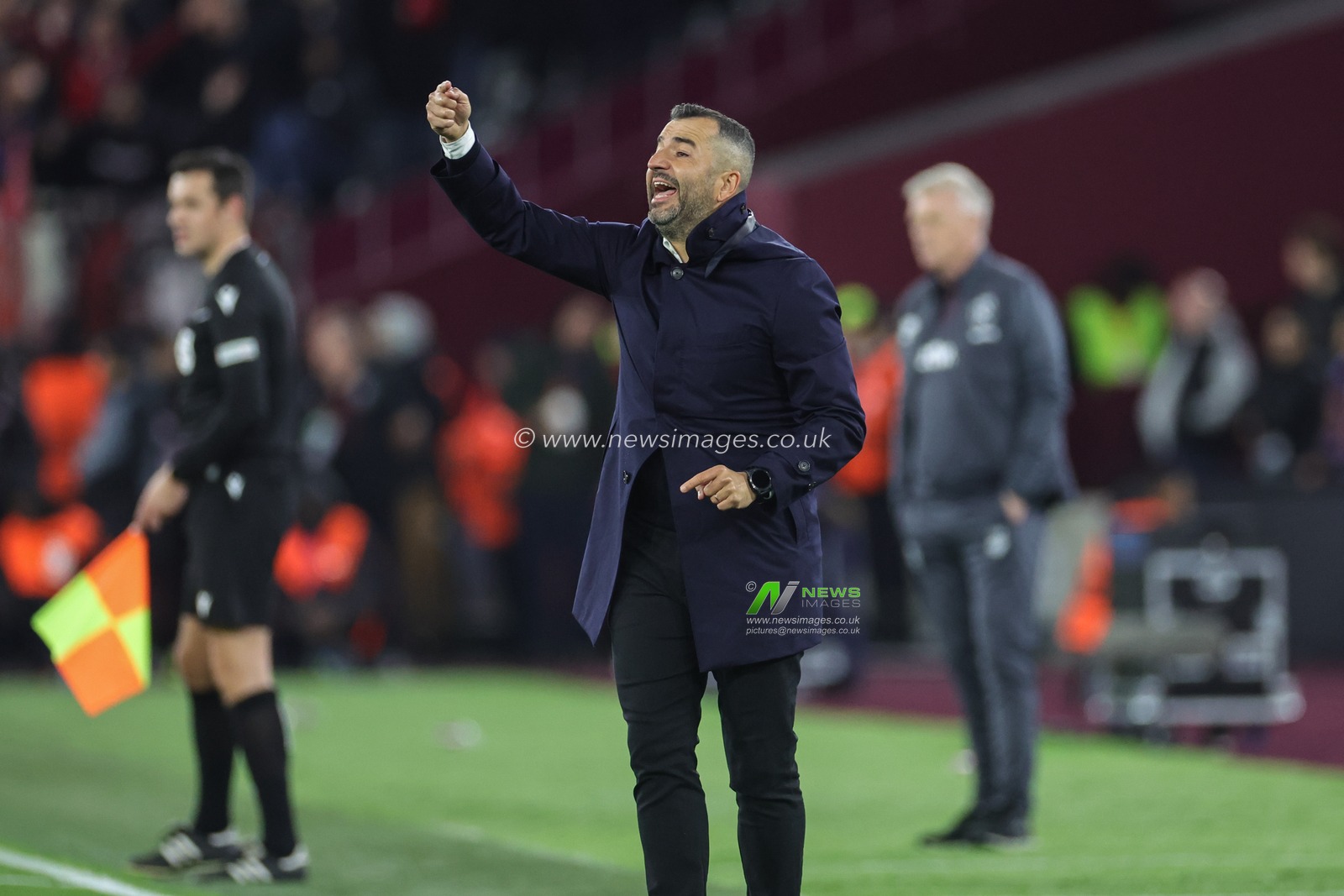 Diego MartÃ­nez manager of Olympiakos gives his team instructions during the UEFA Europa League match West Ham United vs Olympiakos FC at London Stadium, London, United Kingdom, 9th November 2023

(Photo by Mark Cosgrove/News Images)