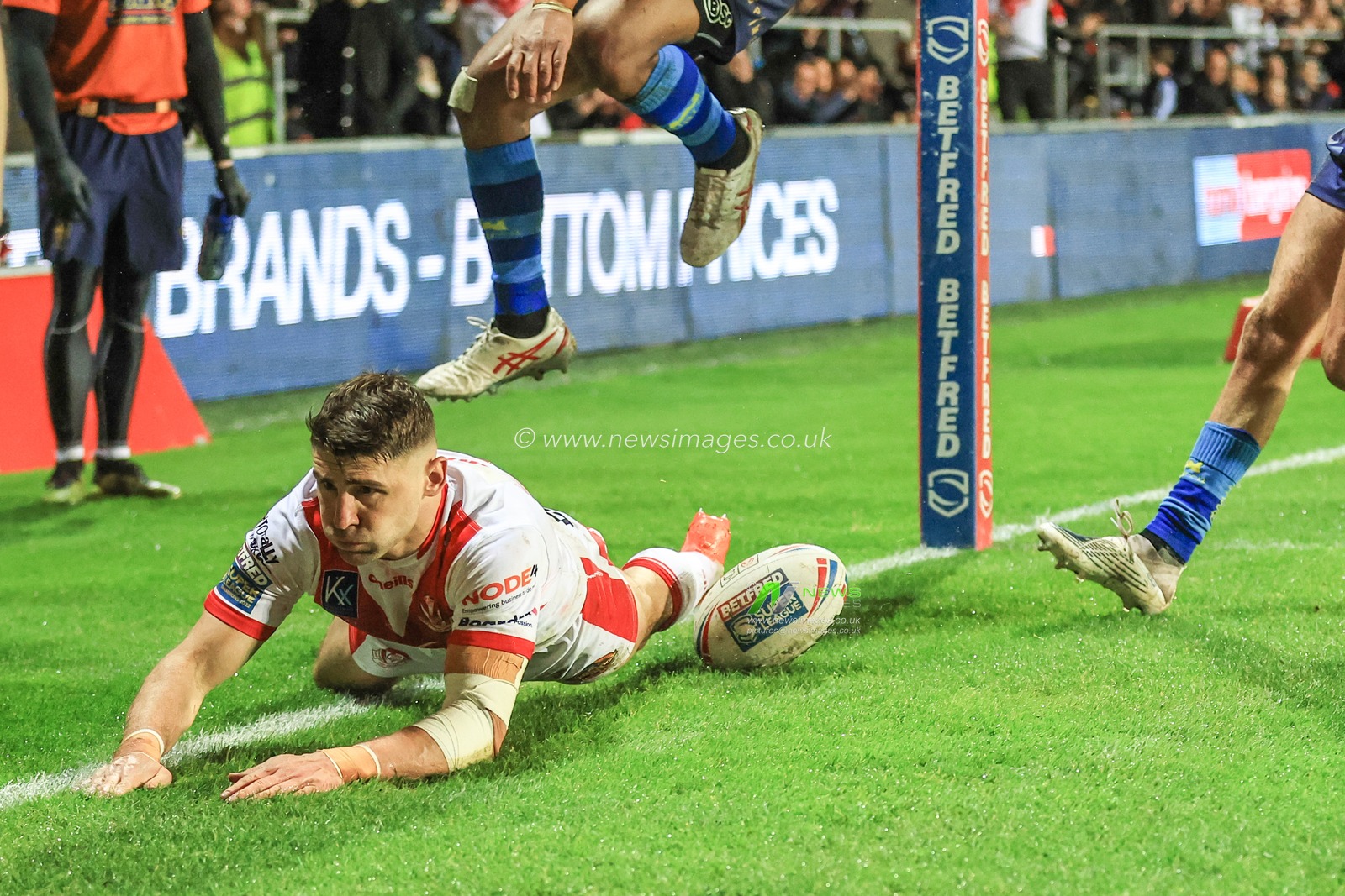 Tommy Makinson #2 of St Helens goes over for a try during the Betfred Super League Round 7 match St Helens vs Wakefield Trinity at Totally Wicked Stadium, St Helens, United Kingdom, 31st March 2023

(Photo by Mark Cosgrove/News Images)