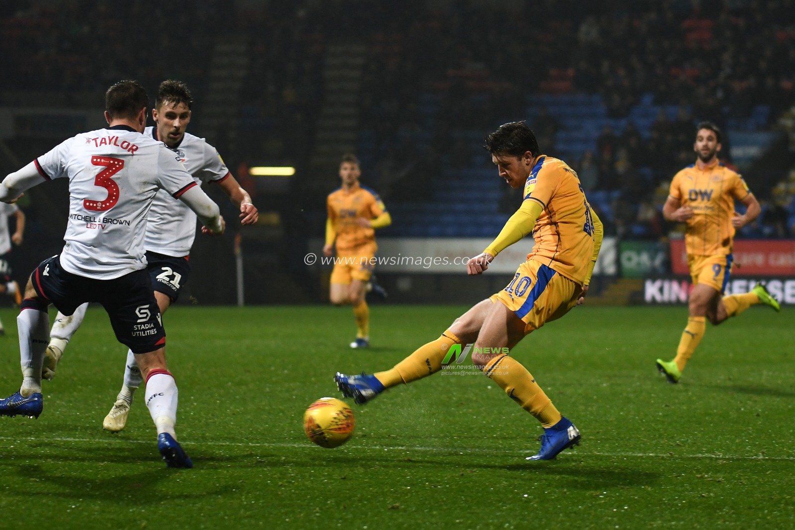 1st December 2018, University of Bolton Stadium, Bolton, England; Sky Bet Championship, Bolton v Wigan ; Josh Windass of Wigan Athletic has a shot on goal


Credit: Richard Long/News Images

English Football League images are subject to DataCo Licence