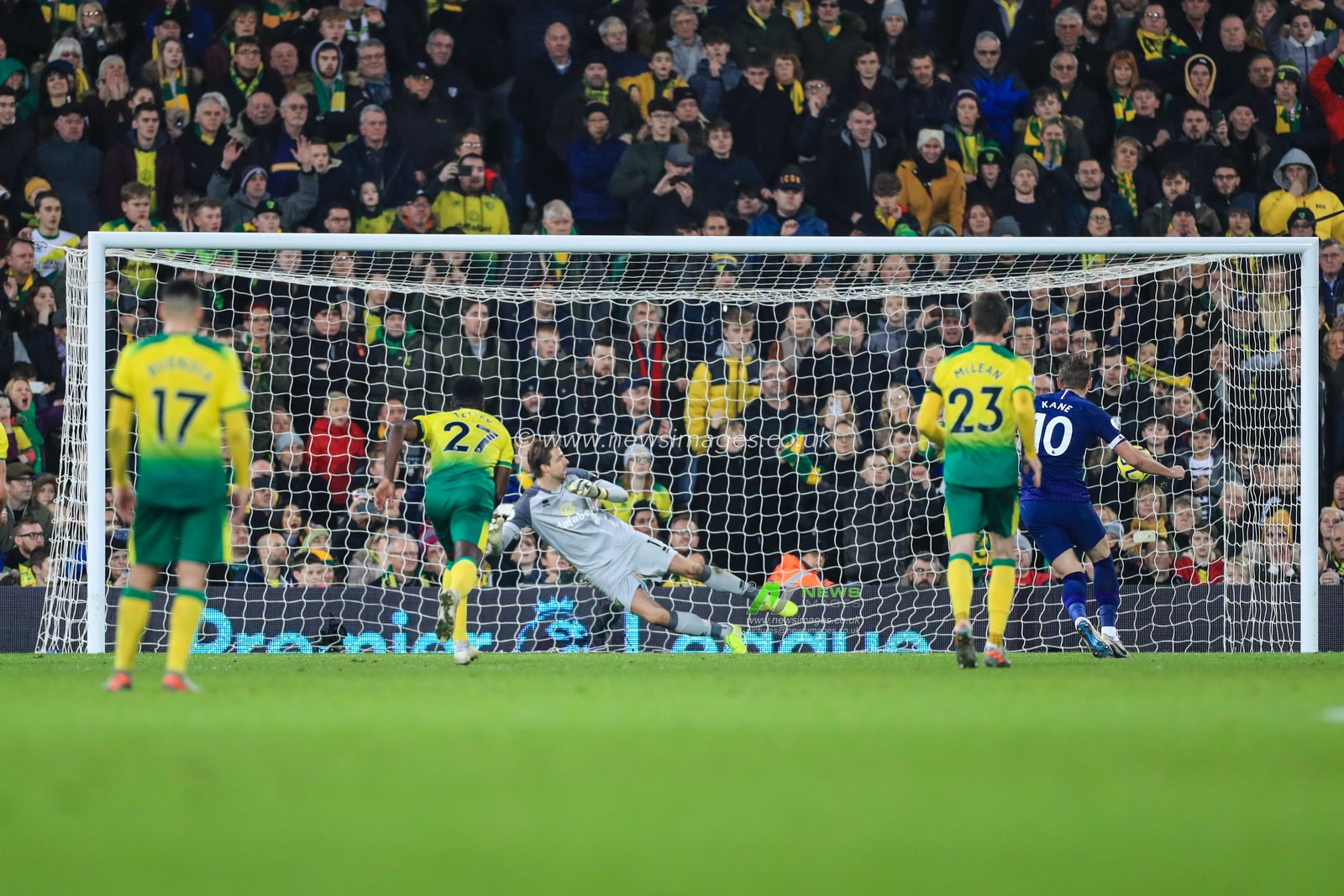 28th December 2019, Carrow Road, Norwich, England; Premier League, Norwich City v Tottenham Hotspur : Harry Kane (10) of Tottenham scores from the penalty spot to make it 2-2.


Credit: Georgie Kerr/News Images