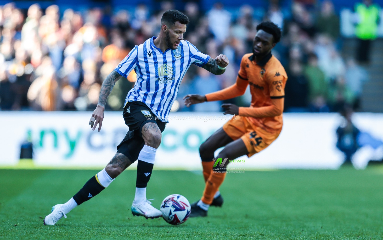 Marvin Johnson of Sheffield Wednesday breaks with the ball during the Sky Bet Championship match Sheffield Wednesday vs Hull City at Hillsborough, Sheffield, United Kingdom, 5th April 2025

(Photo by Richard Bierton/News Images)