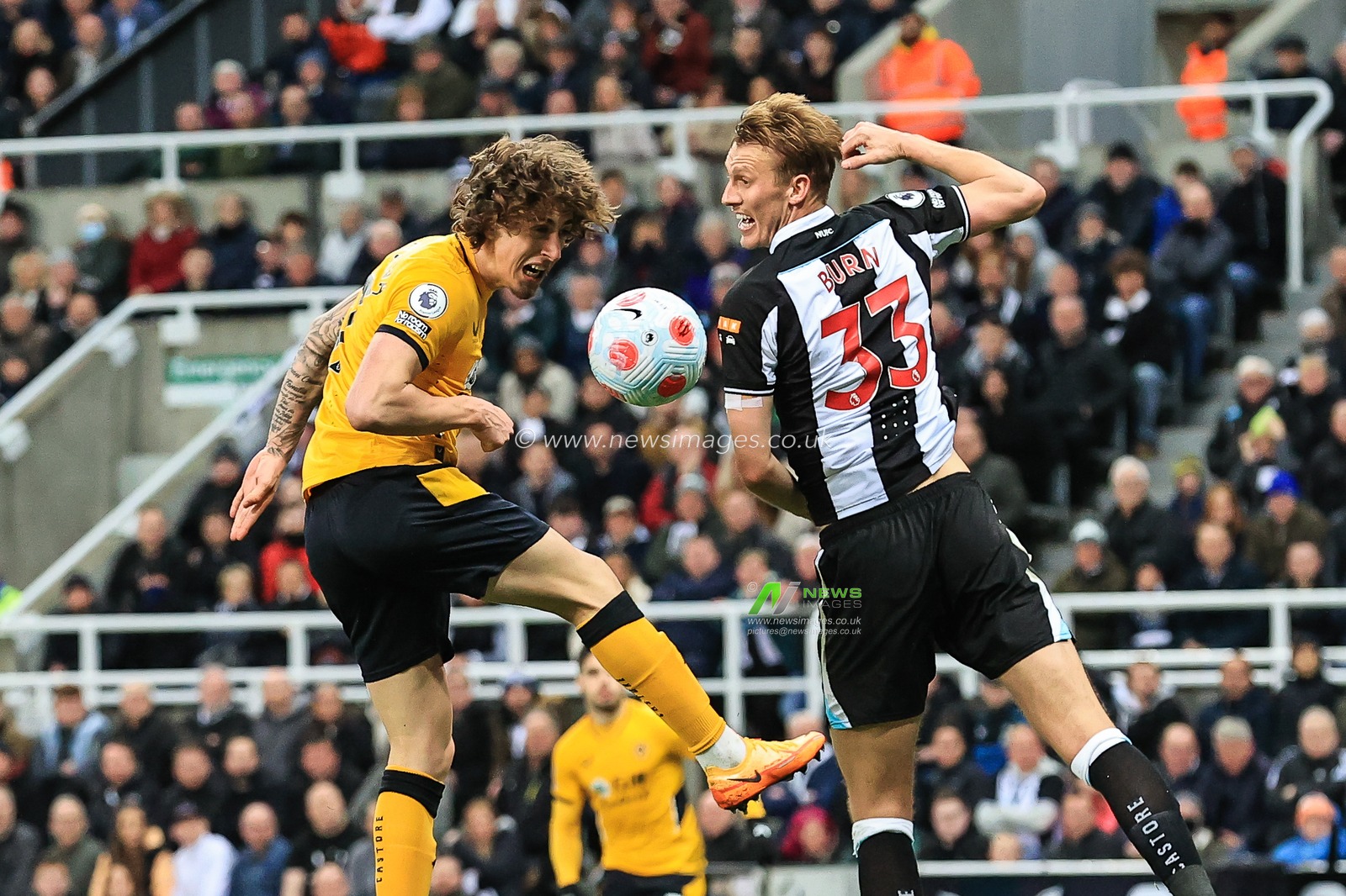 Fabio Silva #17 of Wolverhampton Wanderers  heads wide of the goal
