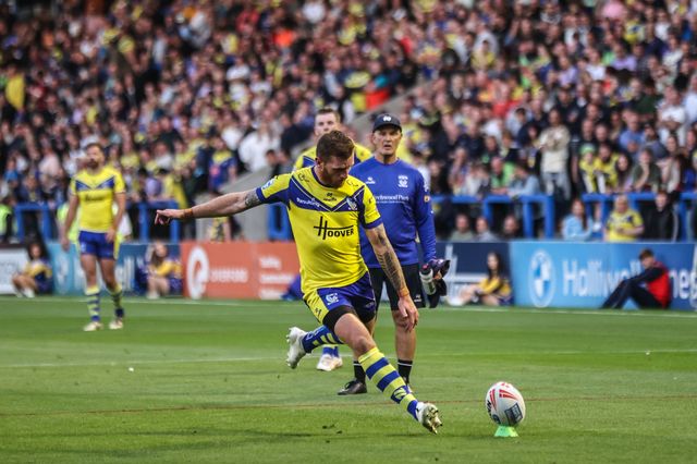 Marc Sneyd of Warrington Wolves scores a penalty during the Betfred Super League round 21 match Warrington Wolves vs Wigan Warriors at Halliwell Jones Stadium, Warrington, United Kingdom, 8th August 2025

(Photo by Alfie Cosgrove/News Images)