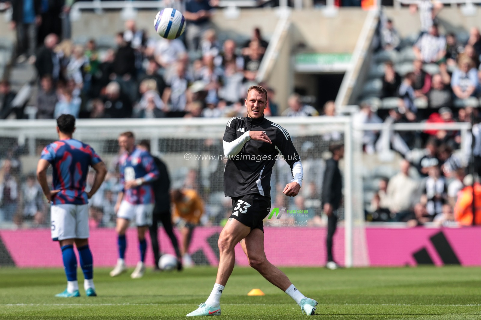 Dan Burn of Newcastle United in the pregame warmup session during the Premier League match Newcastle United vs Ipswich Town at St. James's Park, Newcastle, United Kingdom, 25th April 2025

(Photo by Richard Bierton/News Images)