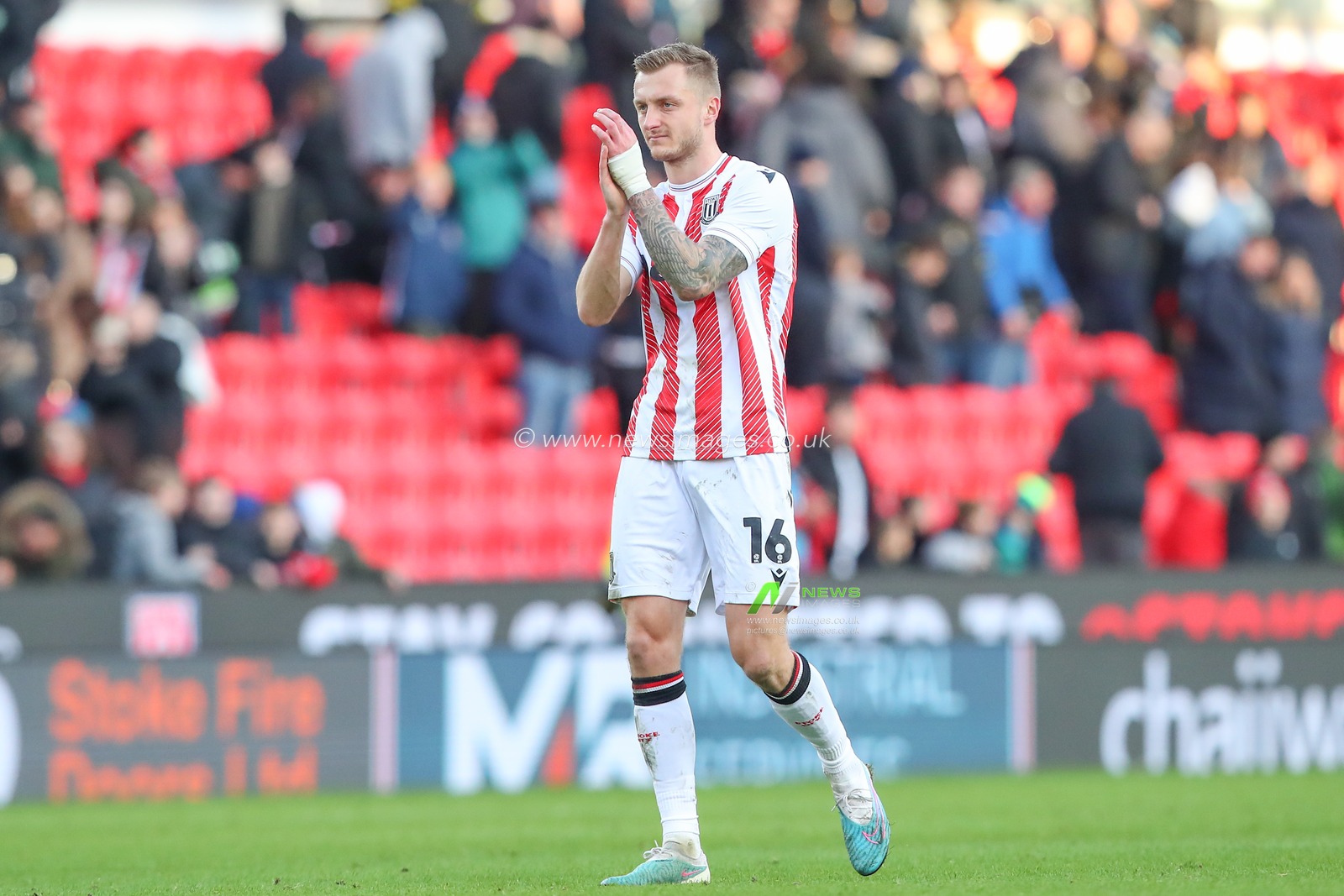 Ben Wilmot #16 of Stoke City applauds the home fans after the Emirates FA Cup fourth round match Stoke City vs Stevenage at Bet365 Stadium, Stoke-on-Trent, United Kingdom, 29th January 2023

(Photo by Gareth Evans/News Images)