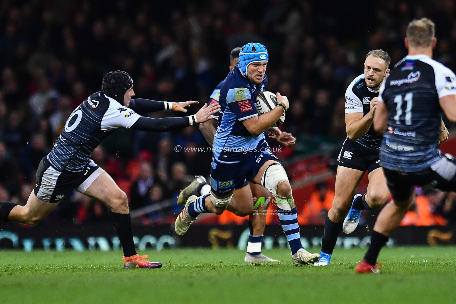 27th April 2019 , Principality Stadium , Cardiff, Wales ; Guinness pro 14â€™s, Round 21, Cardiff Blues Vs Ospreys ; Olly Robinson of Cardiff Blues evades the tackle of Sam Davies of Ospreys

Credit:  Craig Thomas/News Images