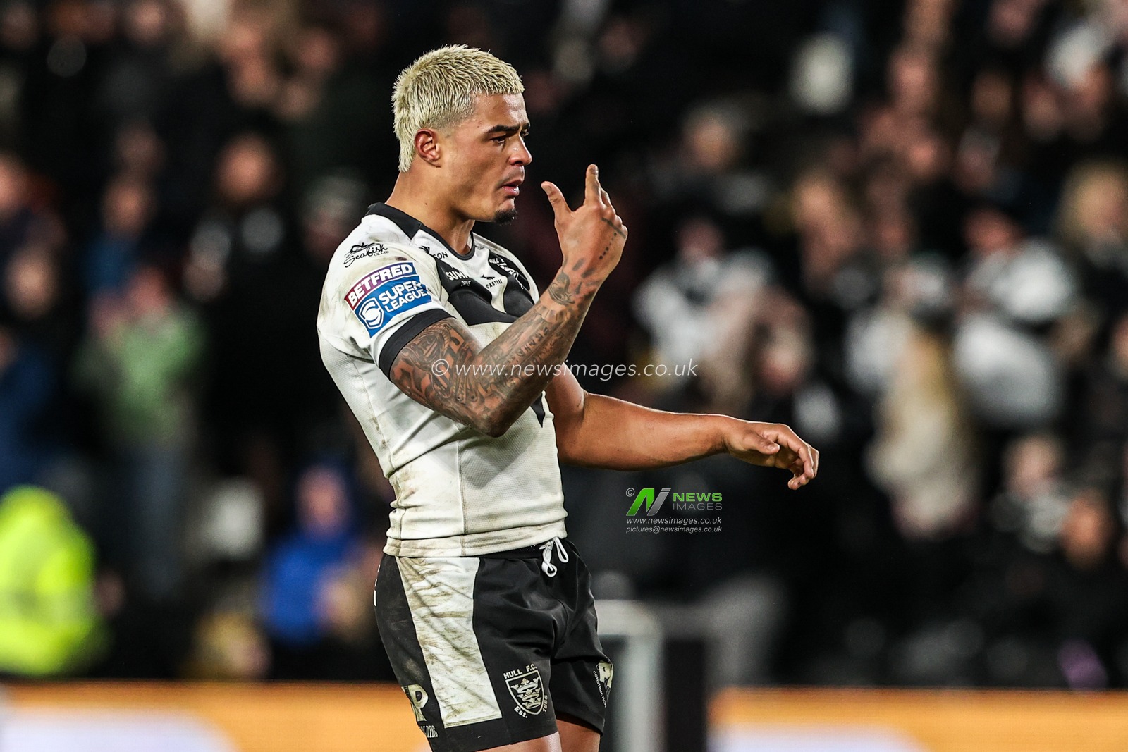 Will Pryce of Hull FC celebrates his drop goal making the score 21-20 during the Betfred Super League round 1 match Hull FC vs Bradford Bulls at MKM Stadium, Hull, United Kingdom on 14 February 2026

(Photo by Alfie Cosgrove/News Images)