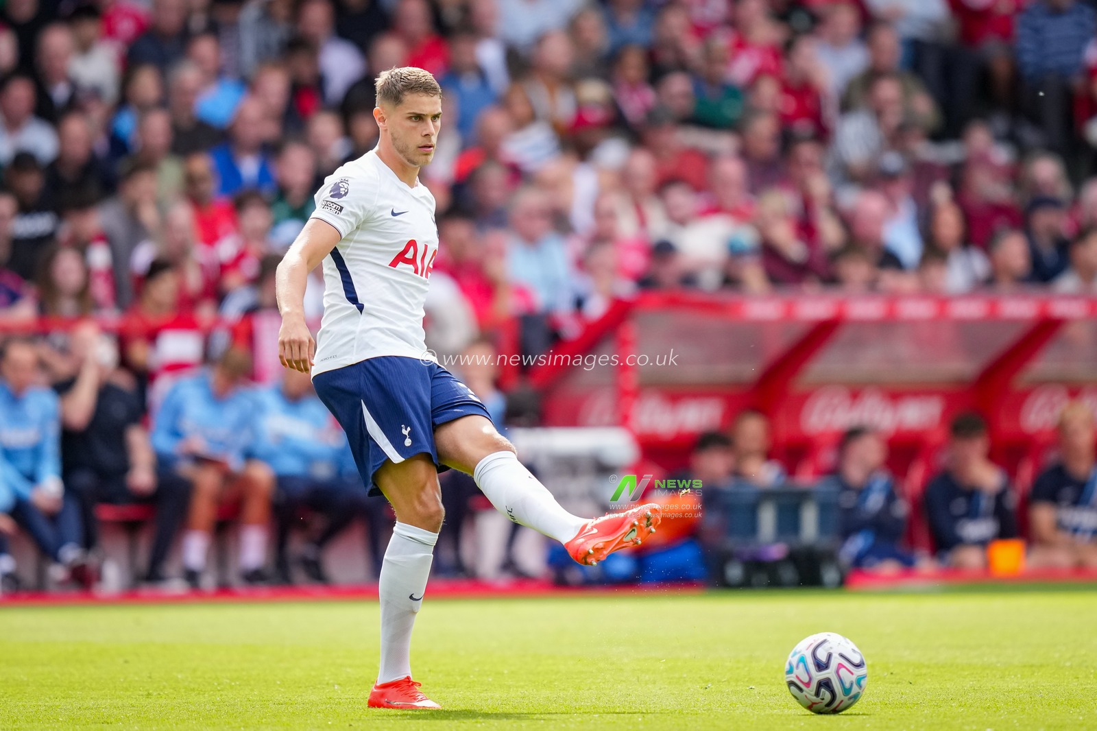 Micky van de Ven of Tottenham Hotspur passes the ball  during the Premier League match Nottingham Forest vs Tottenham Hotspur at City Ground, Nottingham, United Kingdom on 05 September 2026

(Photo by Maynard Manyowa/News Images)
