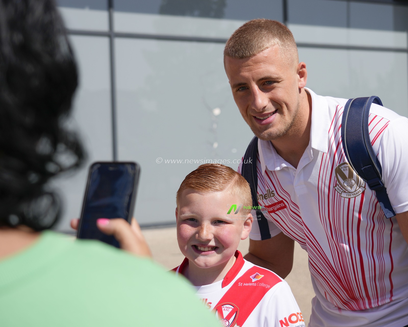 Jake Wingfield #18 of St. Helens poses for a photo with a fan   the Betfred Super League Round 12 match St Helens vs Salford Red Devils at Totally Wicked Stadium, St Helens, United Kingdom, 13th May 2023

(Photo by Steve Flynn/News Images)