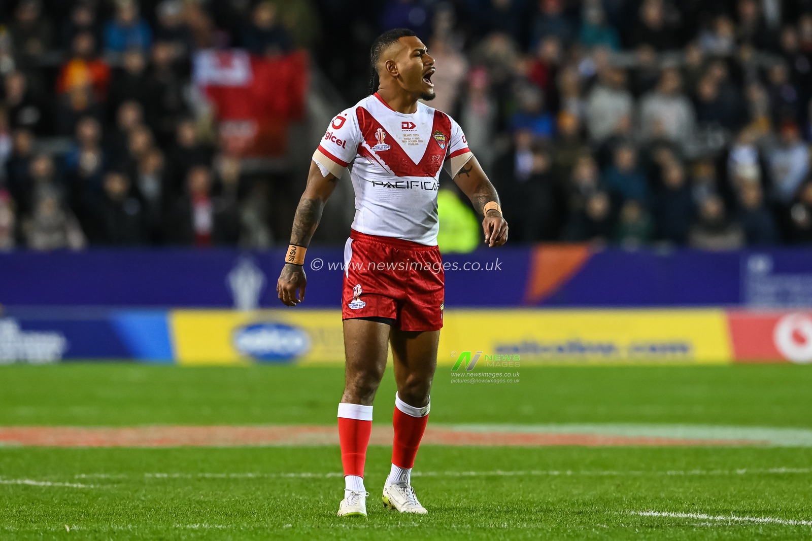 Sione Katoa of Tonga gives his team instructions during the Rugby League World Cup 2021 match Tonga vs Papua New Guinea at Totally Wicked Stadium, St Helens, United Kingdom, 18th October 2022

(Photo by Craig Thomas/News Images)