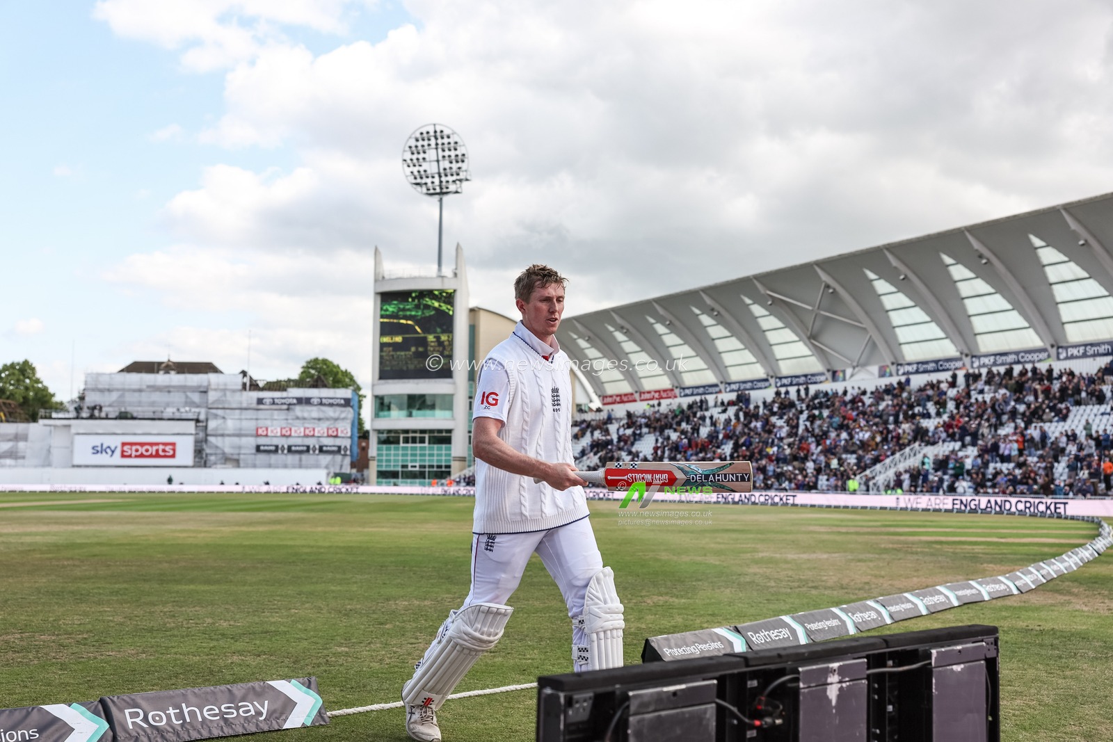 Zak Crawley of England leaves the field of play to a standing ovation after hes bowled out LBW by Sikandar Raza during the Rothesay Test Match Day 1 England vs Zimbabwe at Trent Bridge, Nottingham, United Kingdom, 22nd May 2025

(Photo by Mark Cosgrove/News Images)