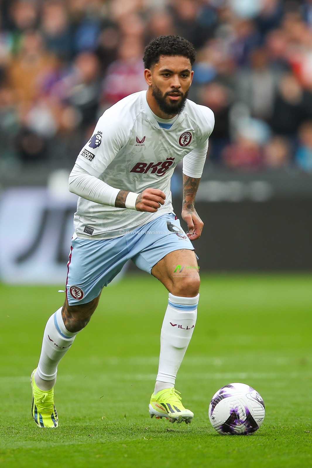 Douglas Luizof Aston Villa makes a break with the ball during the Premier League match West Ham United vs Aston Villa at London Stadium, London, United Kingdom, 17th March 2024

(Photo by Gareth Evans/News Images)