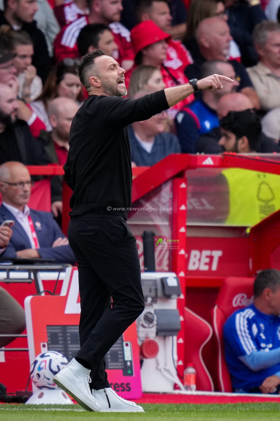 Tottenham Hotspur manager Roberto De Zerbi gives his team instructions  during the Premier League match Nottingham Forest vs Tottenham Hotspur at City Ground, Nottingham, United Kingdom on 05 September 2026

(Photo by Maynard Manyowa/News Images)