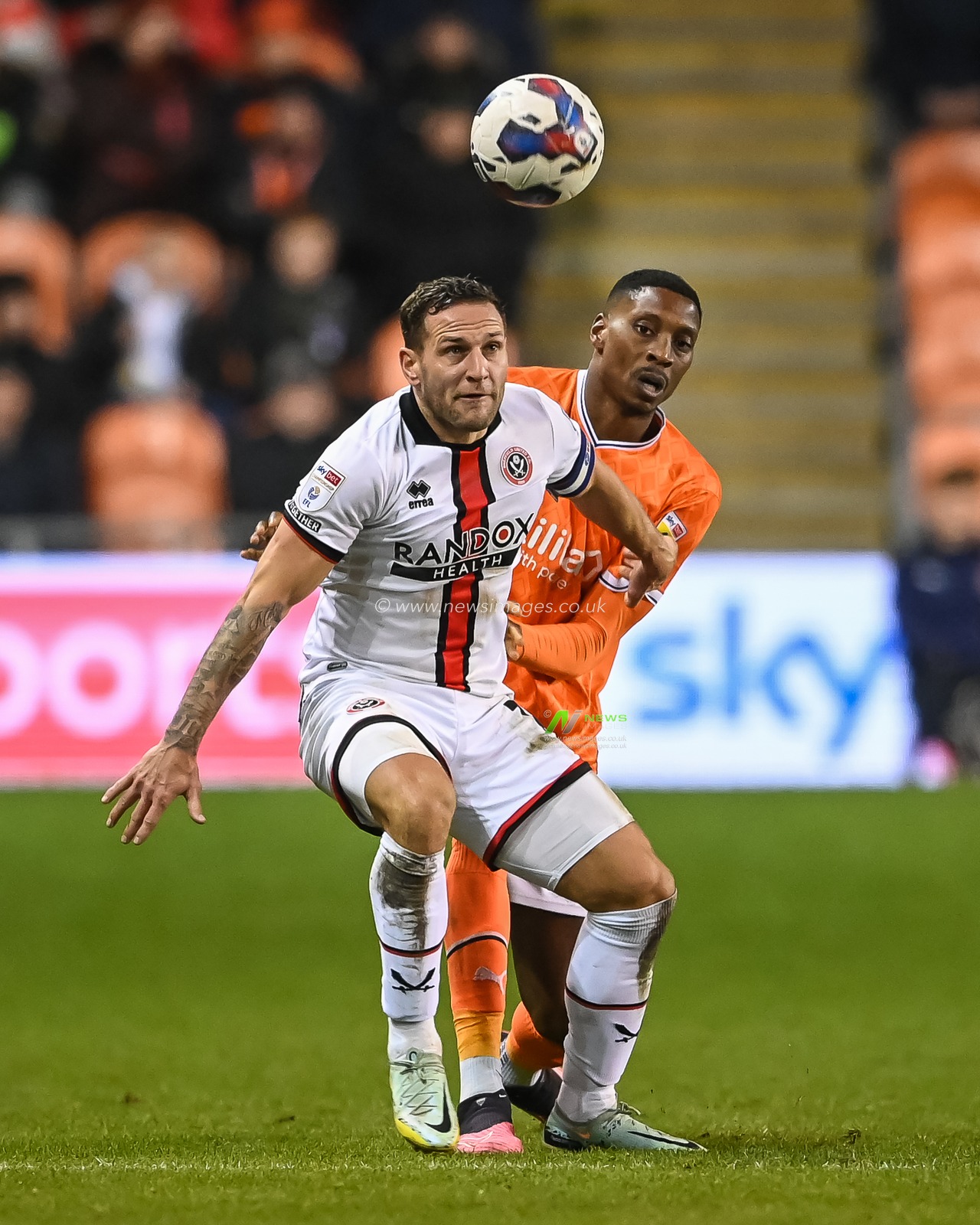 Billy Sharp #10 of Sheffield United and Marvin Ekpiteta #21 of Blackpool battle for the ball during the Sky Bet Championship match Blackpool vs Sheffield United at Bloomfield Road, Blackpool, United Kingdom, 29th December 2022

(Photo by Craig Thomas/News Images)