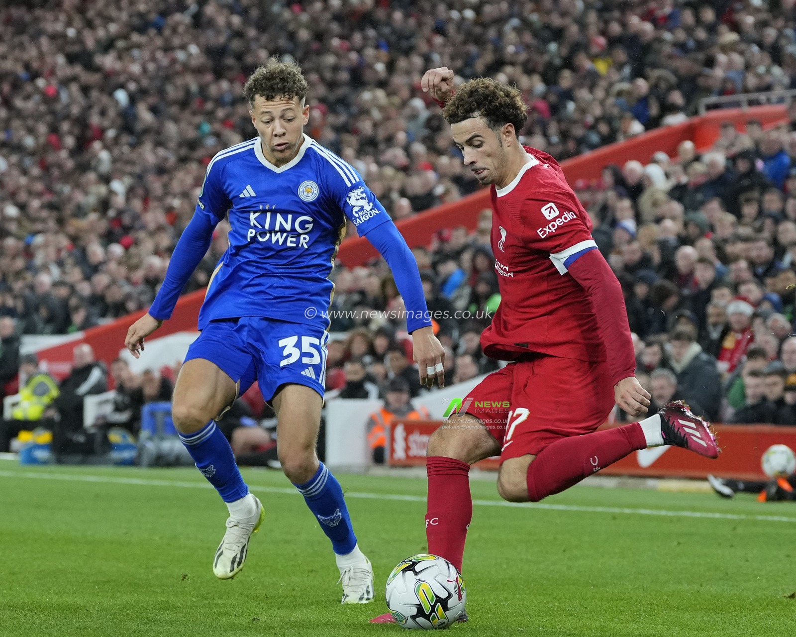 Curtis Jones #17 of Liverpool passes the ball under pressure from Kasey McAteer #35 of Leicester Cityduring the Carabao Cup Third Round match Liverpool vs Leicester City at Anfield, Liverpool, United Kingdom, 27th September 2023

(Photo by Steve Flynn/News Images)