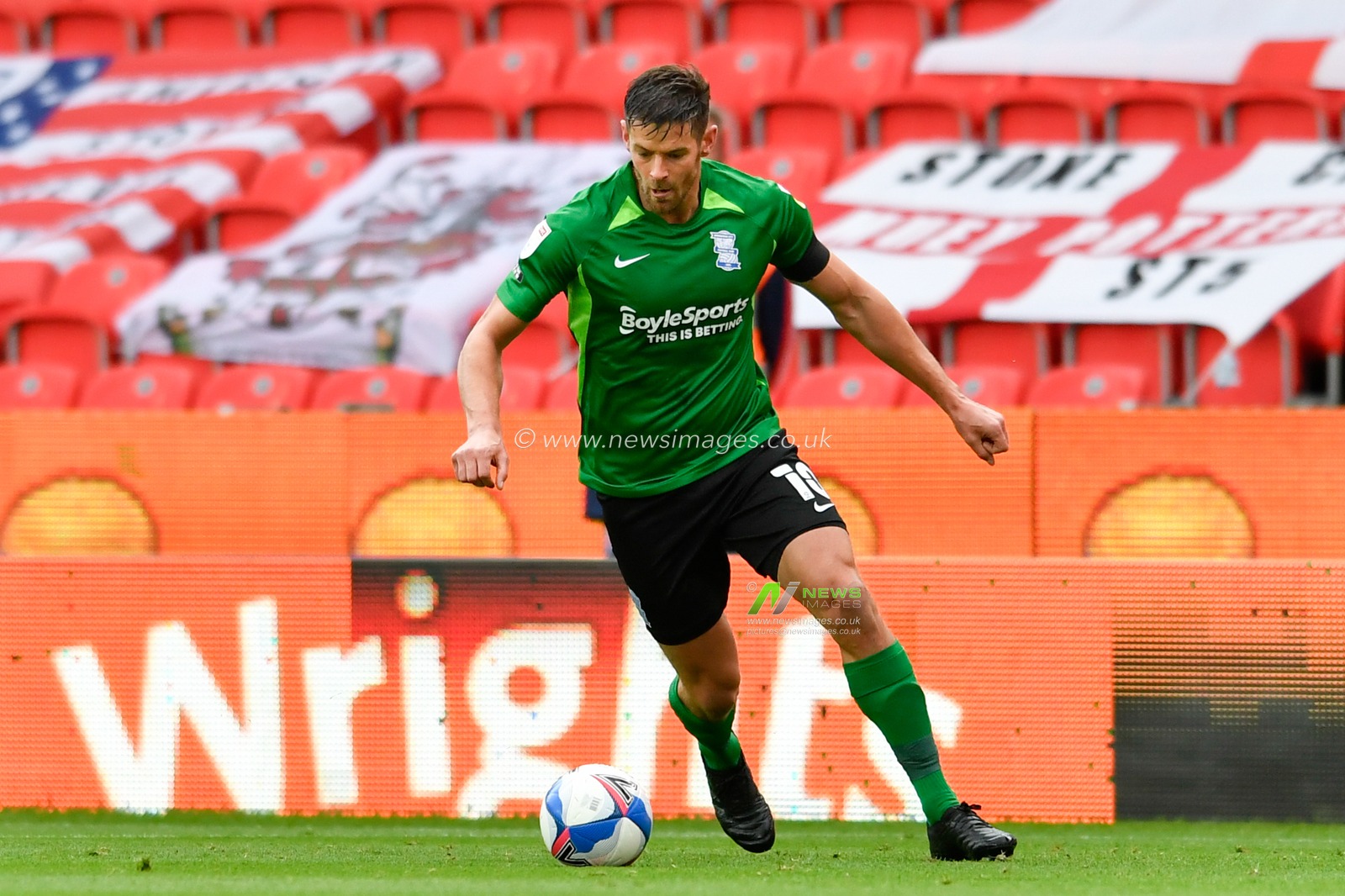 Lukas Jutkiewicz (10) of Birmingham City runs with the ball