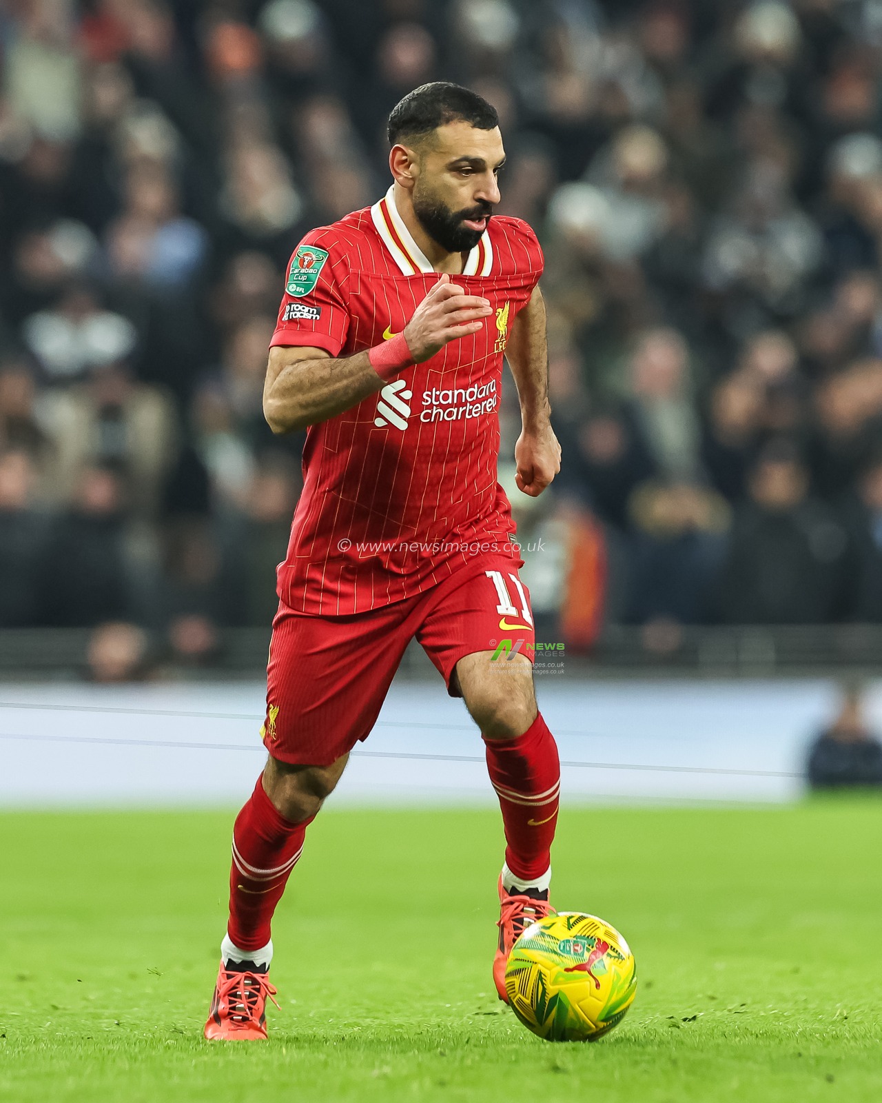 Mohamed Salah of Liverpool makes a break with the ball during the Carabao Cup Semi-Finals First Leg Tottenham Hotspur vs Liverpool at Tottenham Hotspur Stadium, London, United Kingdom, 8th January 2025

(Photo by Mark Cosgrove/News Images)