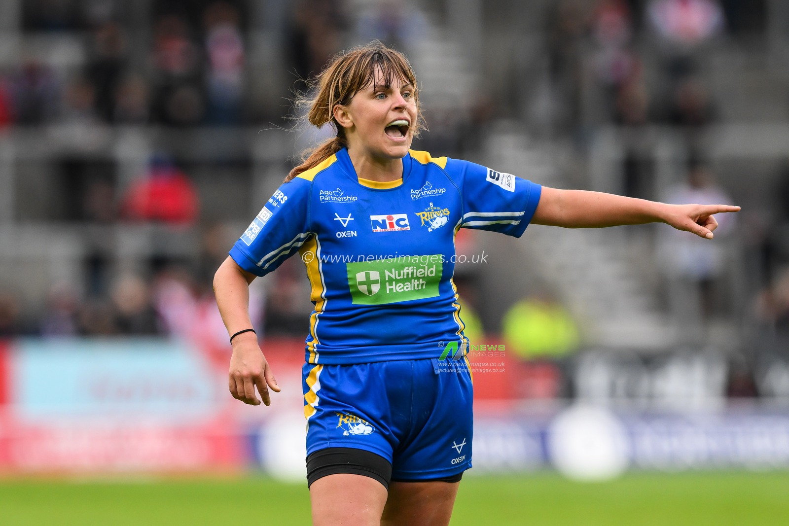 Hanna Butcher of Leeds Rhinos gives her team instructions during the Betfred Women's Super League match St Helens vs Leeds Rhinos at Totally Wicked Stadium, St Helens, United Kingdom, 24th May 2024

(Photo by Craig Thomas/News Images)