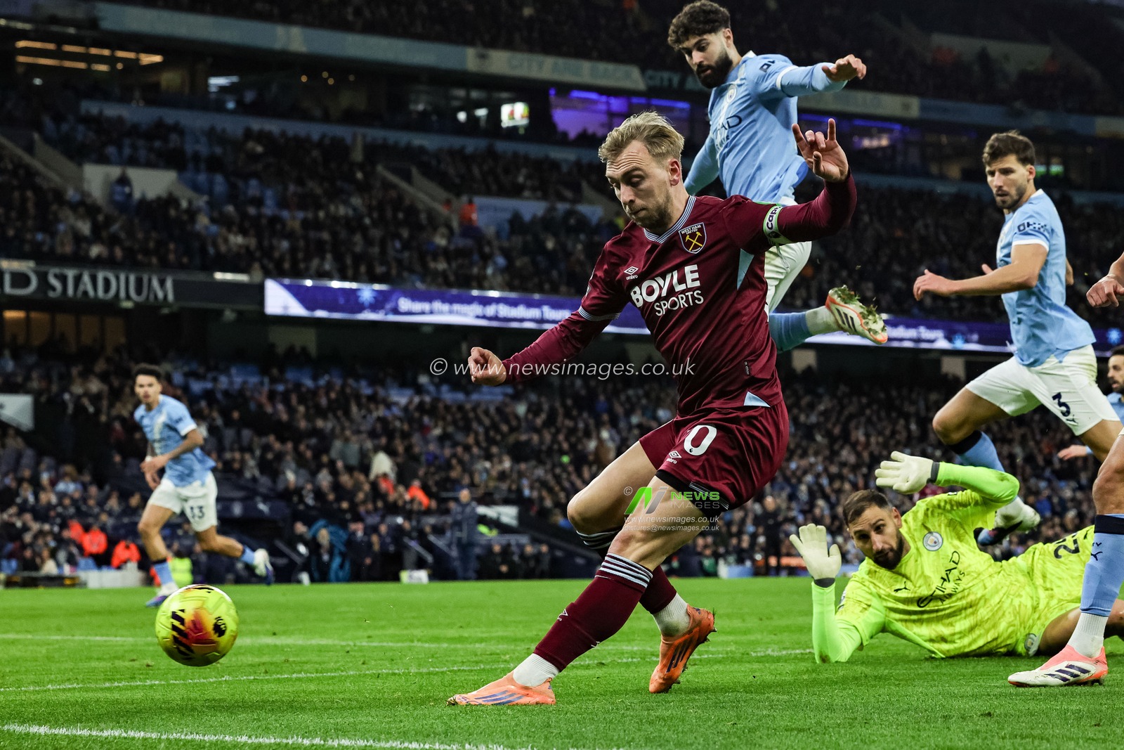 Jarrod Bowen of West Ham United shoots on goal and hits the side netting during the Premier League match Manchester City vs West Ham United at Etihad Stadium, Manchester, United Kingdom, 20th December 2025

(Photo by Mark Cosgrove/News Images)

*** GER AUT SUI OUT ***