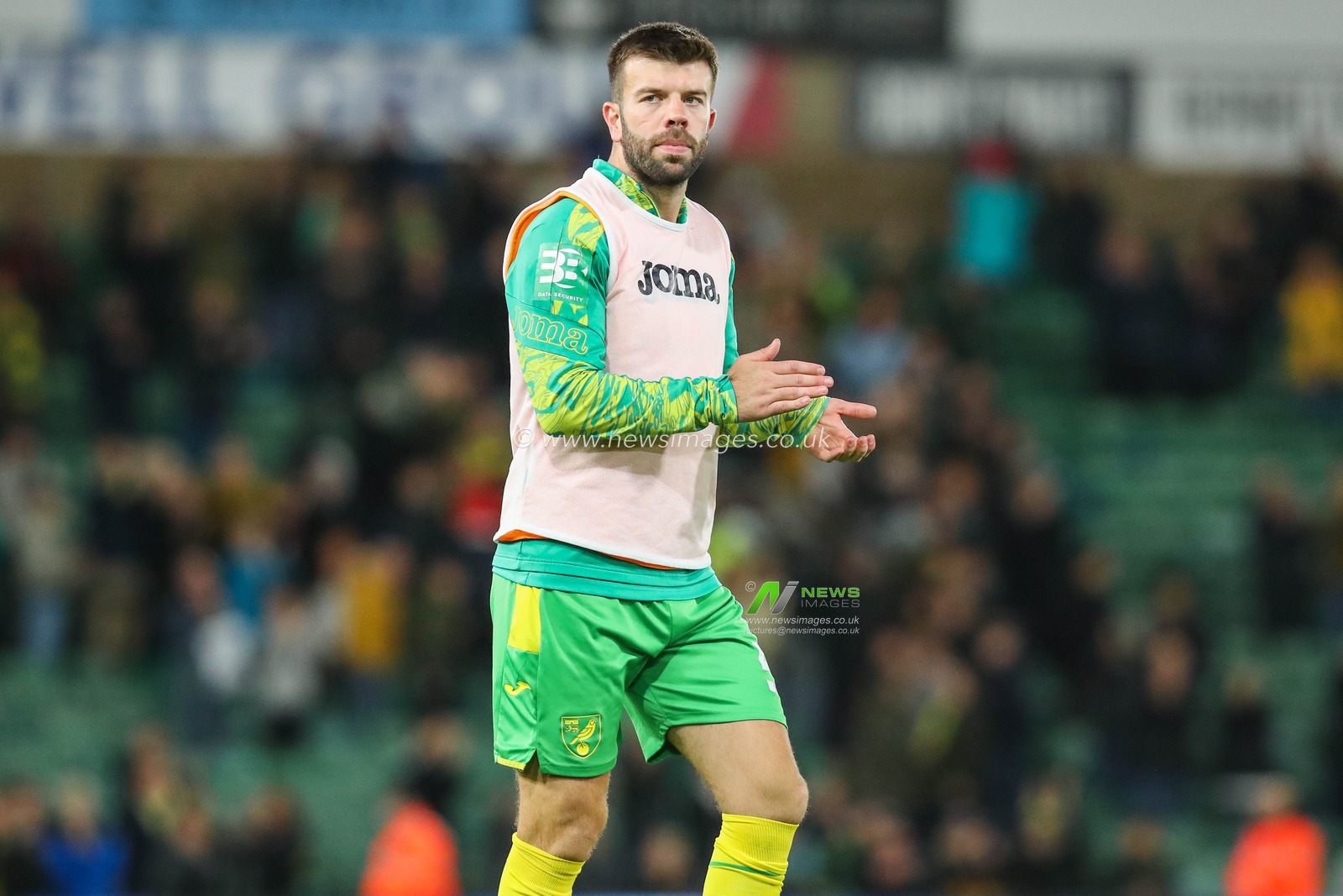 Grant Hanley of Norwich City acknowledges the fans after the teams draw following the Sky Bet Championship match Norwich City vs Leeds United at Carrow Road, Norwich, United Kingdom, 1st October 2024

(Photo by Izzy Poles/News Images)