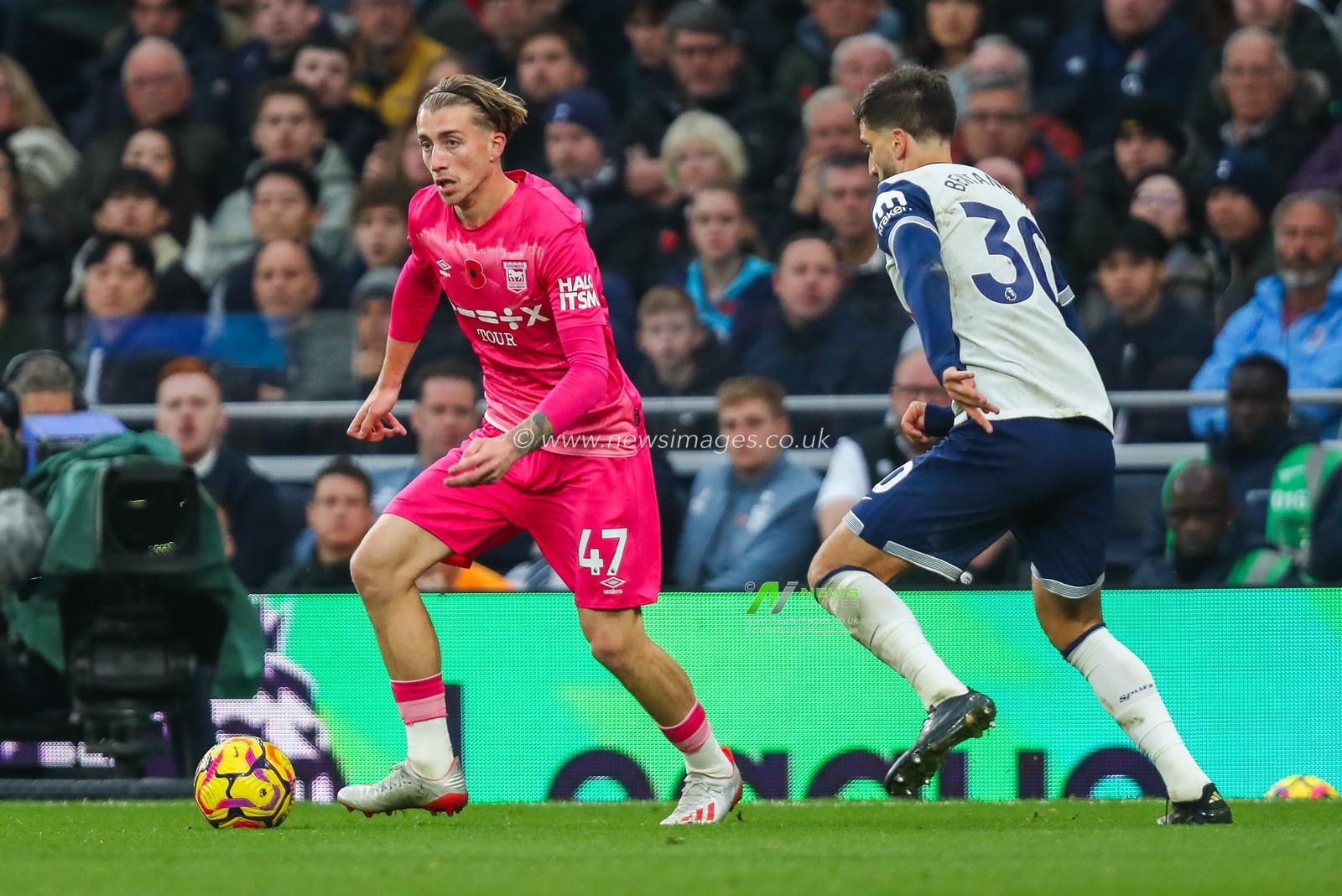 Jack Clarke of Ipswich Town is put under pressure by Rodrigo Bentancur of Tottenham Hotspur during the Premier League match Tottenham Hotspur vs Ipswich Town at Tottenham Hotspur Stadium, London, United Kingdom, 10th November 2024

(Photo by Izzy Poles/News Images)