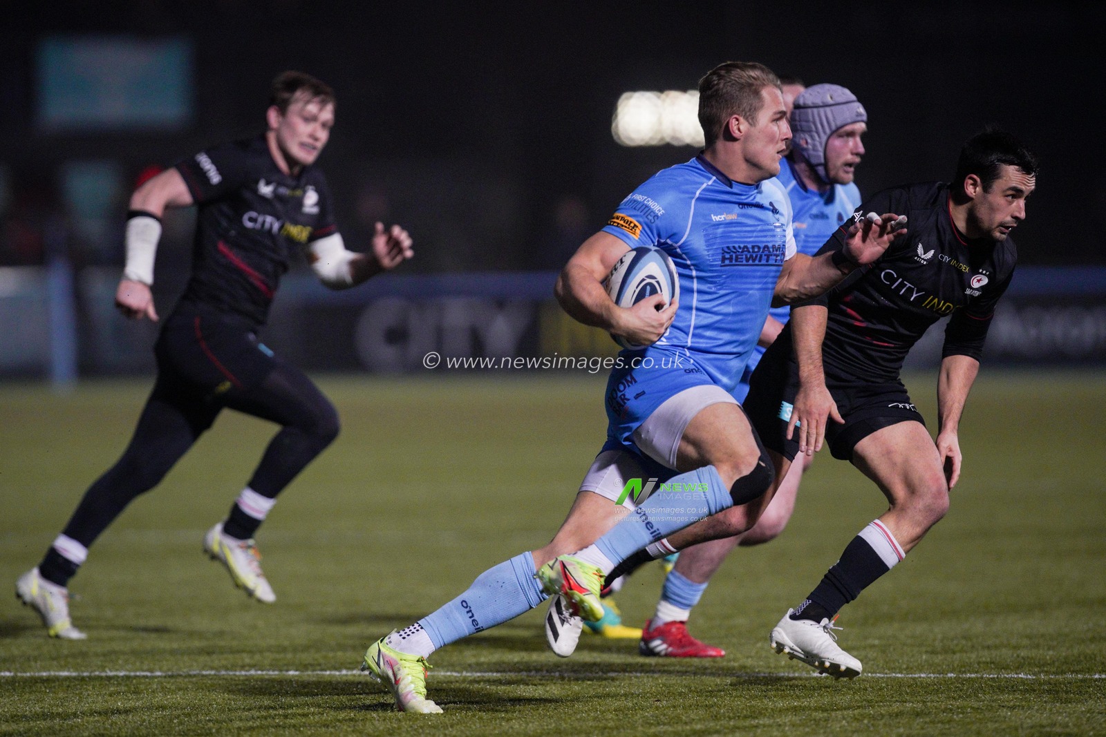Duhan van der Merwe #11 of Worcester in action during the game