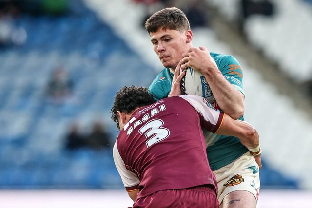 Jack Welsby of St Helens is tackled by Jacob Gagai of Huddersfield Giants during the Betfred Super League round 11 match Huddersfield Giants vs St Helens at Accu Stadium, Huddersfield, United Kingdom on 14 May 2026

(Photo by Alfie Cosgrove/News Images)